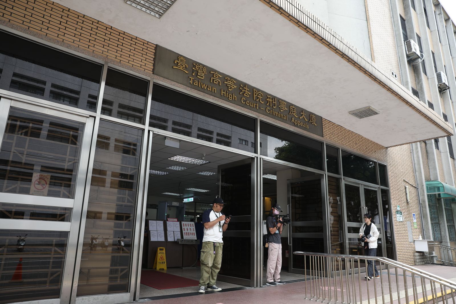 男公關6刀穿心刺死醋夫再判無期!人妻傳訊「我真的愛你」 死者母哭:孫女永遠沒爸