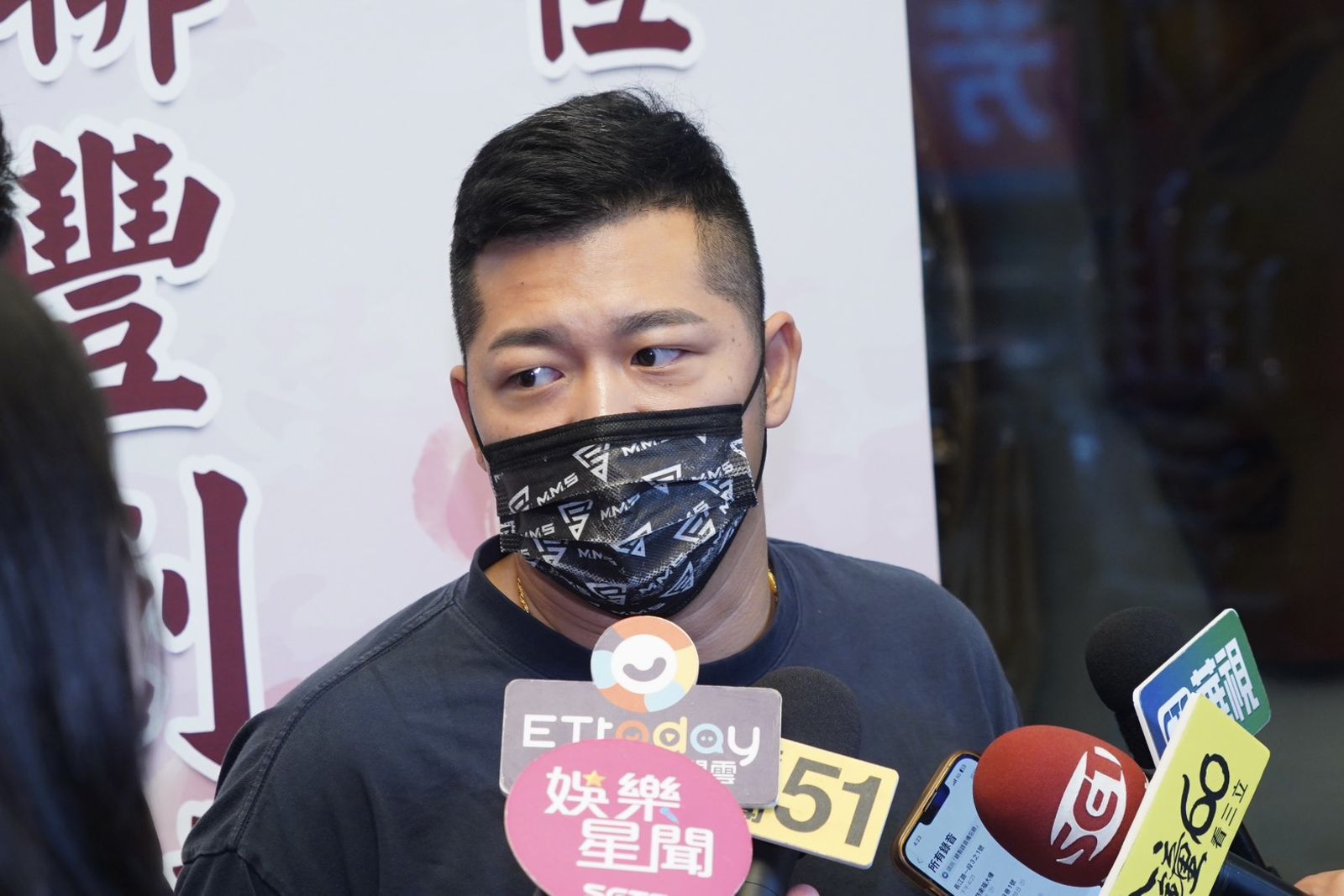 草爺抵達顏正國靈堂,回憶他都是默默照顧晚輩,不分大小牌。田瑜萍攝