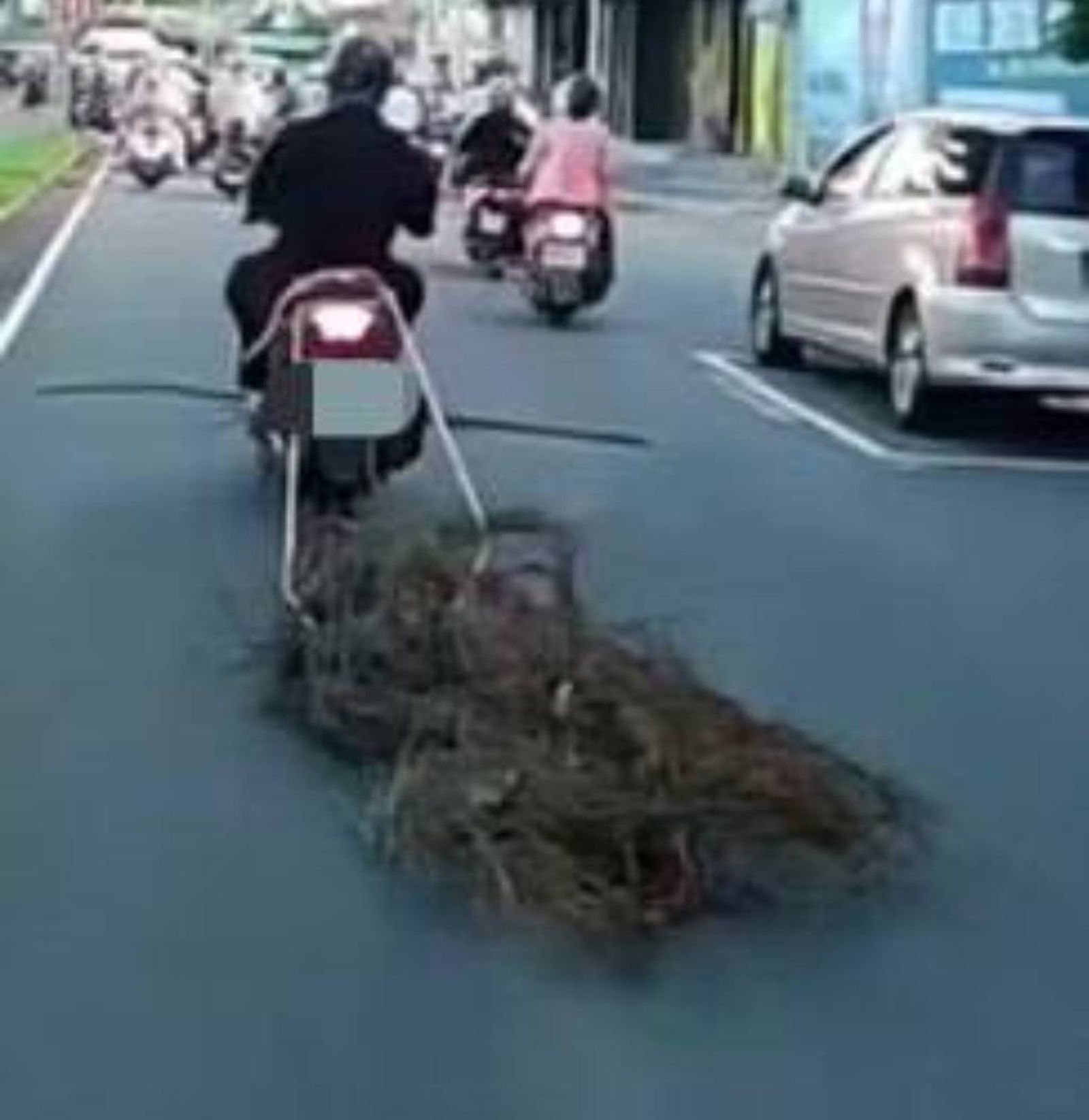 馬路奇景!機車踏板卡鐵條 後方拖長尾「自帶煙火秀」路人驚驚