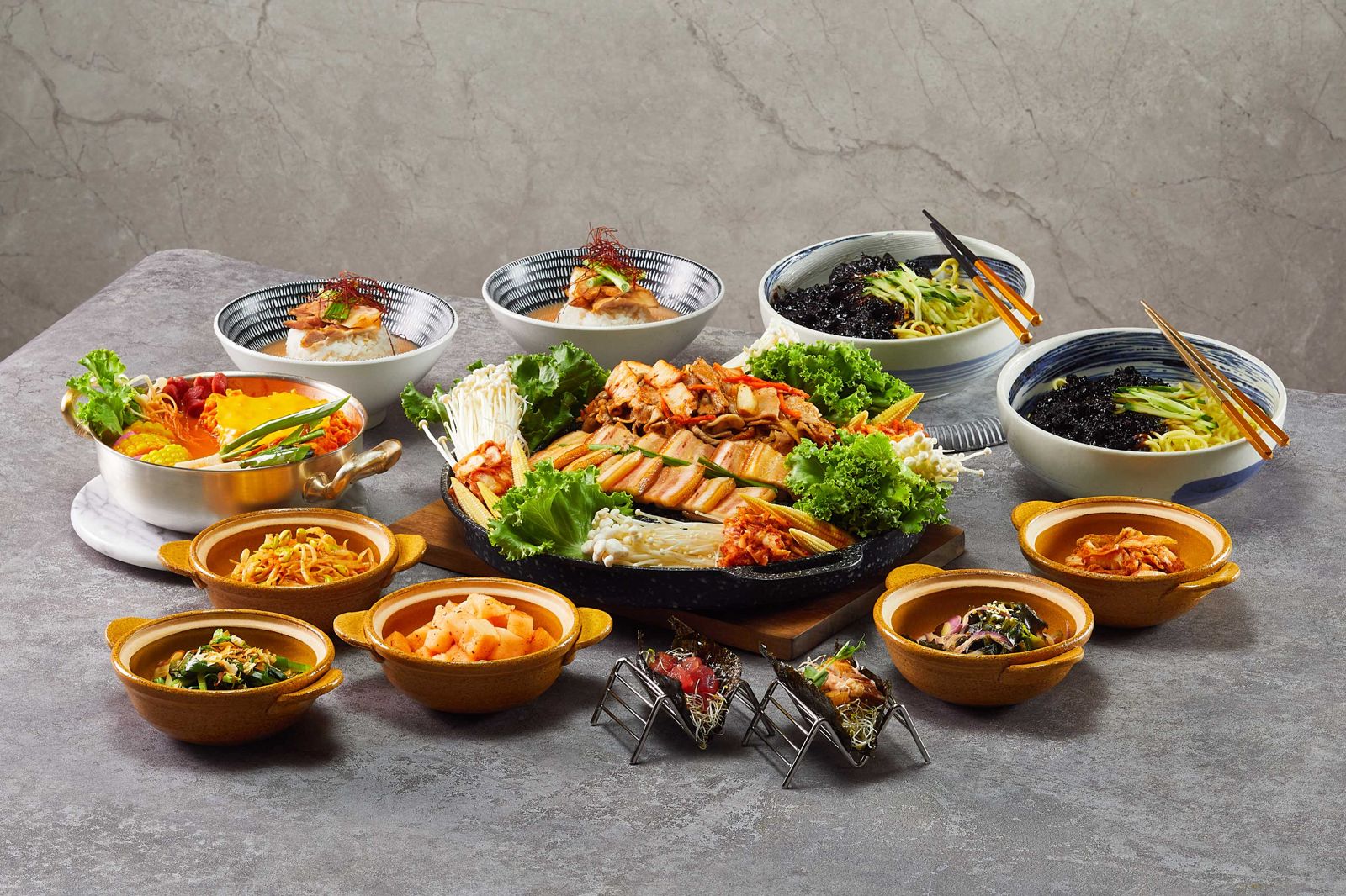 韓國烤肉、部隊鍋、韓式炸醬麵、豬肉湯飯皆是遊訪韓國不能錯過的美食。
