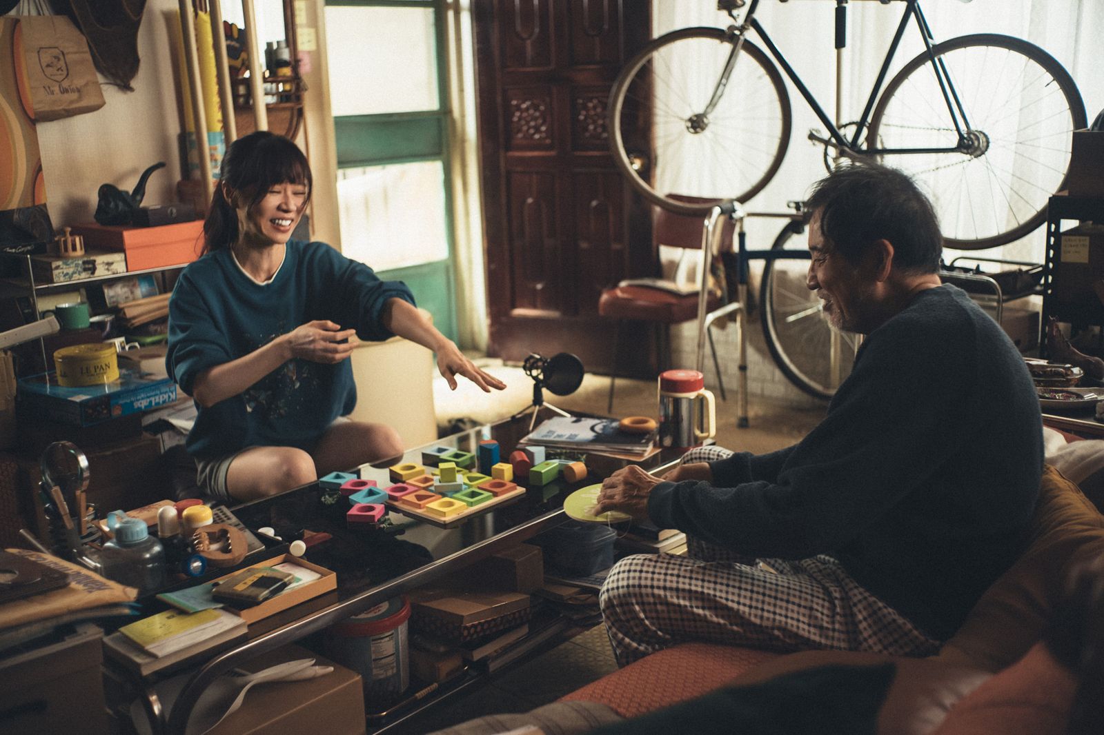 秦漢（右）、謝盈萱（左）在《忘了我記得》中演父女。Netflix提供