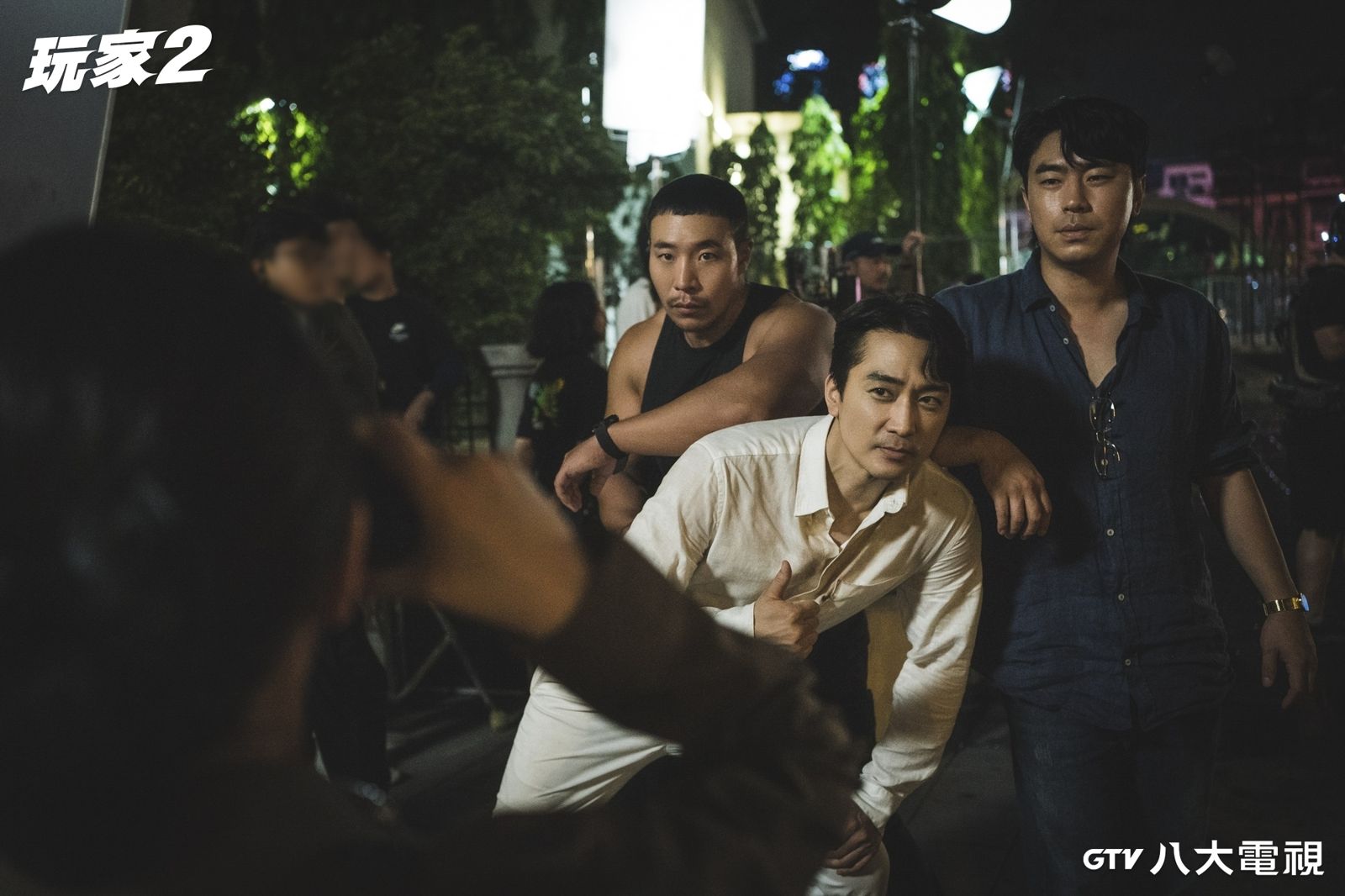 宋承憲（中）劇中召集隊友李施彥（右）、太元碩反擊惡勢力。八大提供