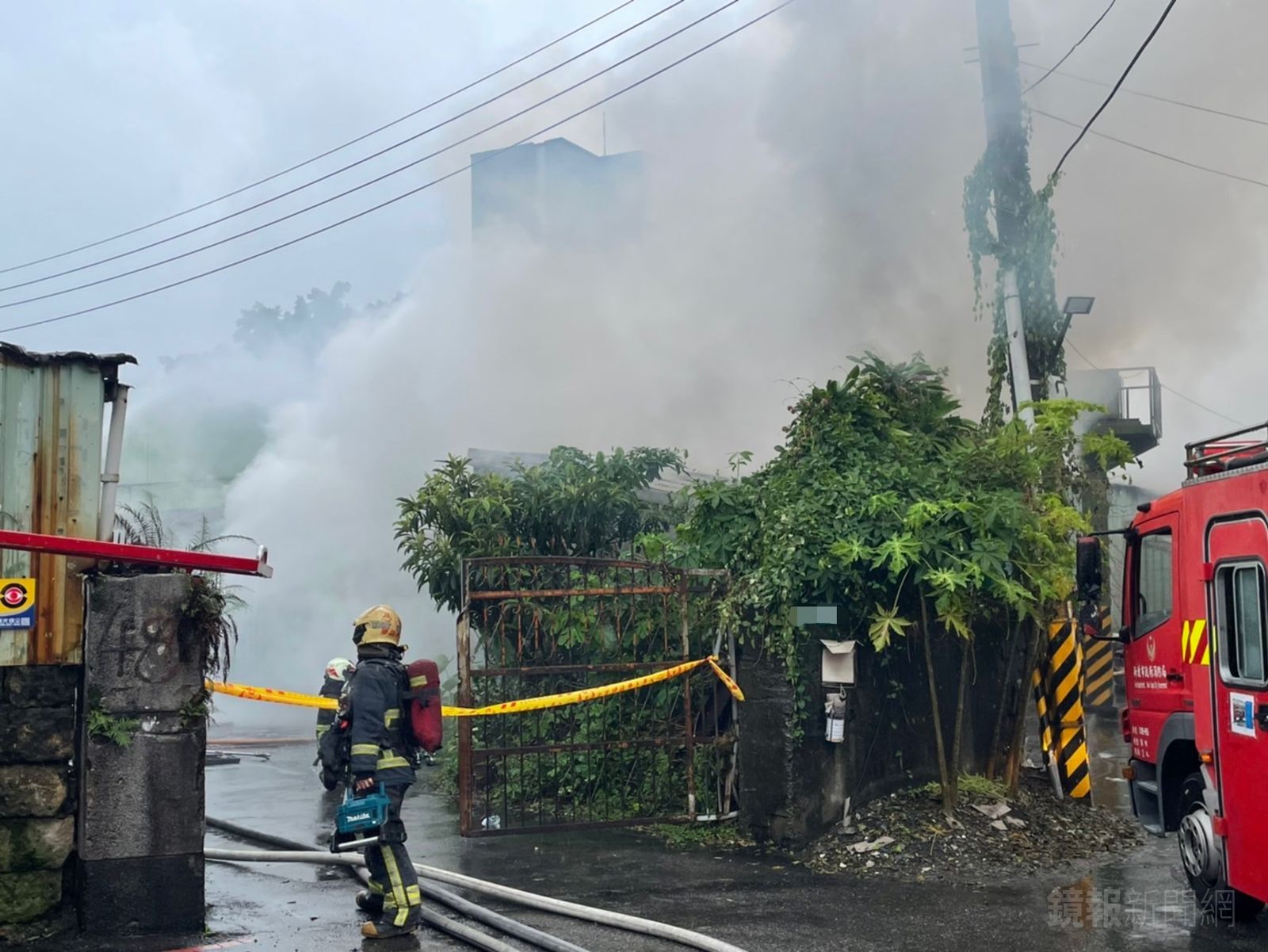 三重木材行火警　白煙竄滿天
