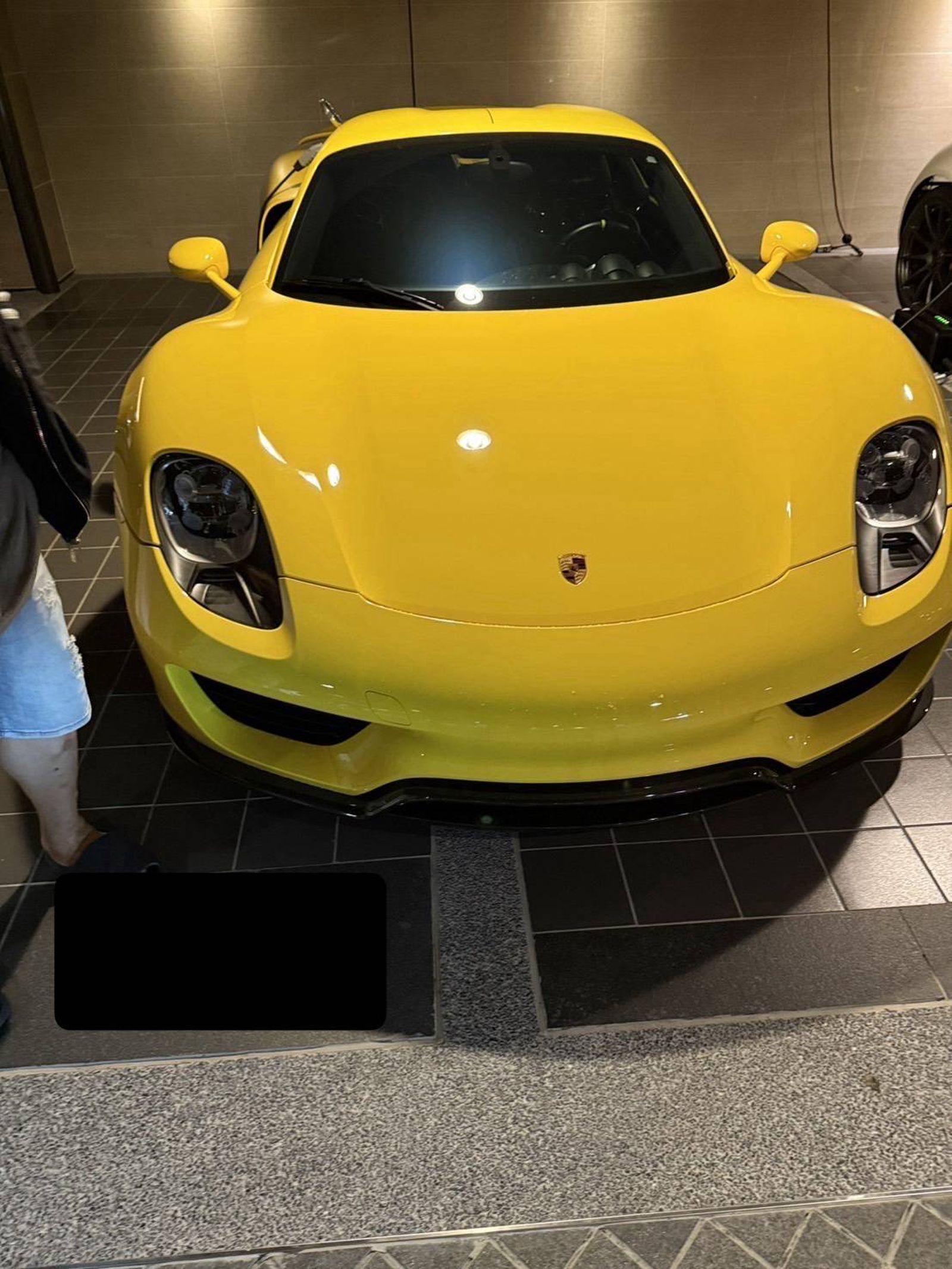 Porsche 918 Spyder需消費超過一定金額,並且簽署不轉售協議