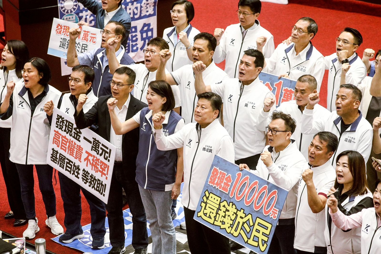 即便面對大罷免壓力,藍白政黨依然聯手刪除台電撥補1000億,並新增普發現金1萬元。鄒保祥攝