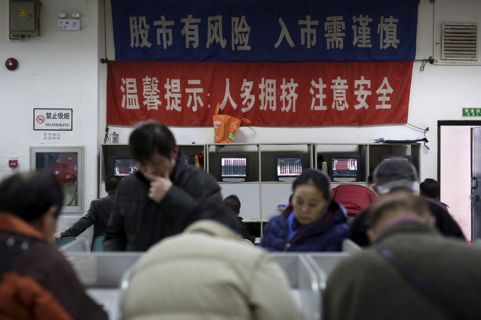 當資產持續縮水,債務卻惡化時,唯一選擇就是不再消費、不再投資,賺到點錢就拼命還債,或者乾脆躲起來躺平。圖/達志影像