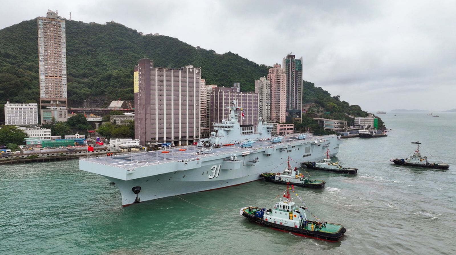 中共海軍海南艦在香港招商局碼頭靠泊,新華社劉基攝。圖片取自人民網