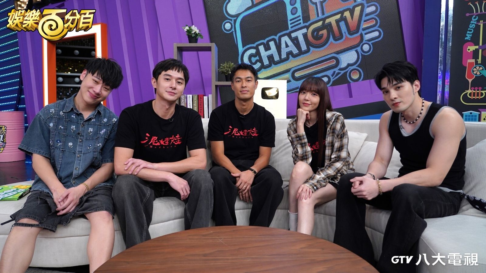 張軒睿（左2）分享體驗「觀落陰」感受。八大電視提供