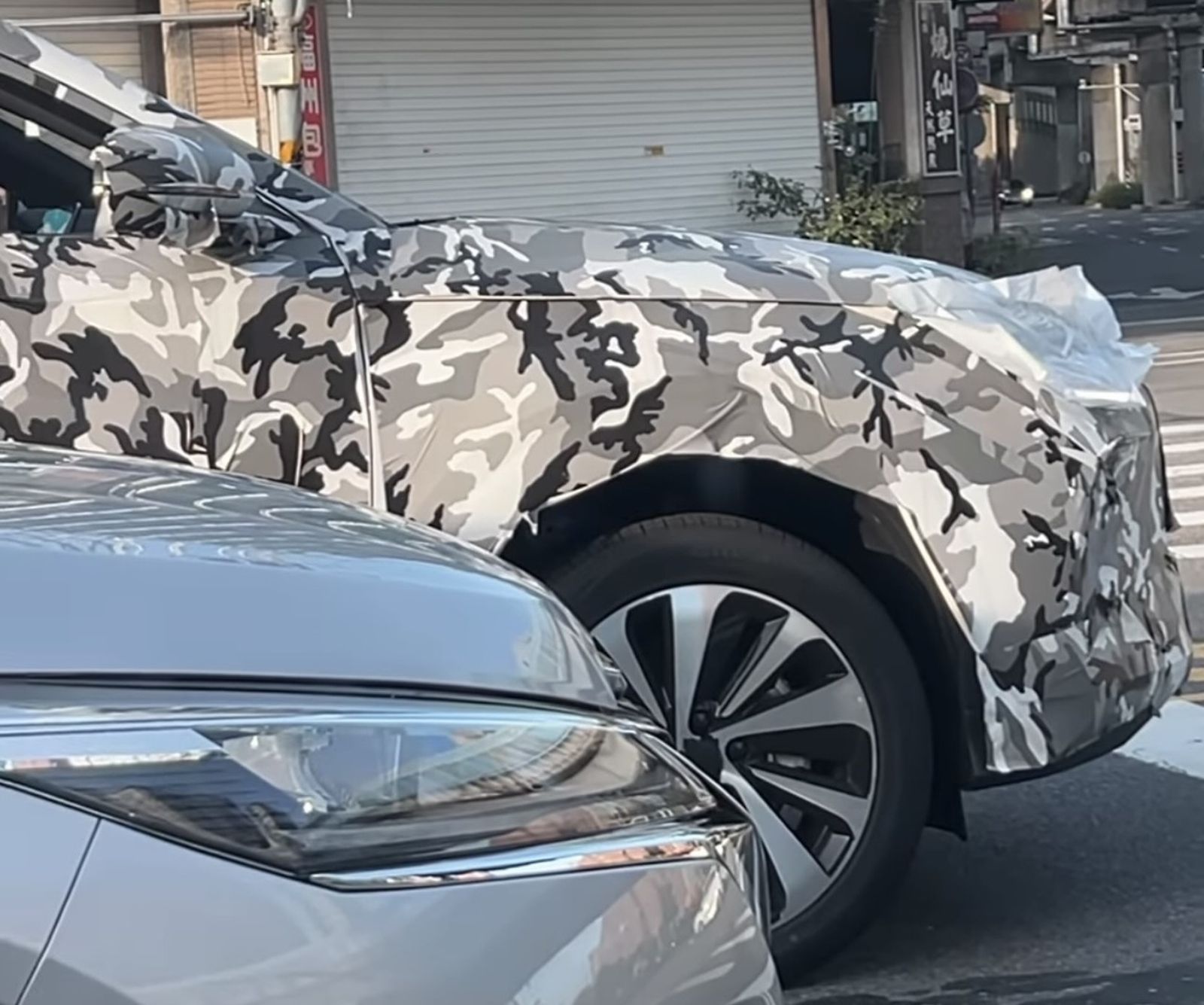 7月中旬，網友在新竹路上補獲了正在測試中的比亞迪宋Plus偽裝車。圖／翻攝自社交平台