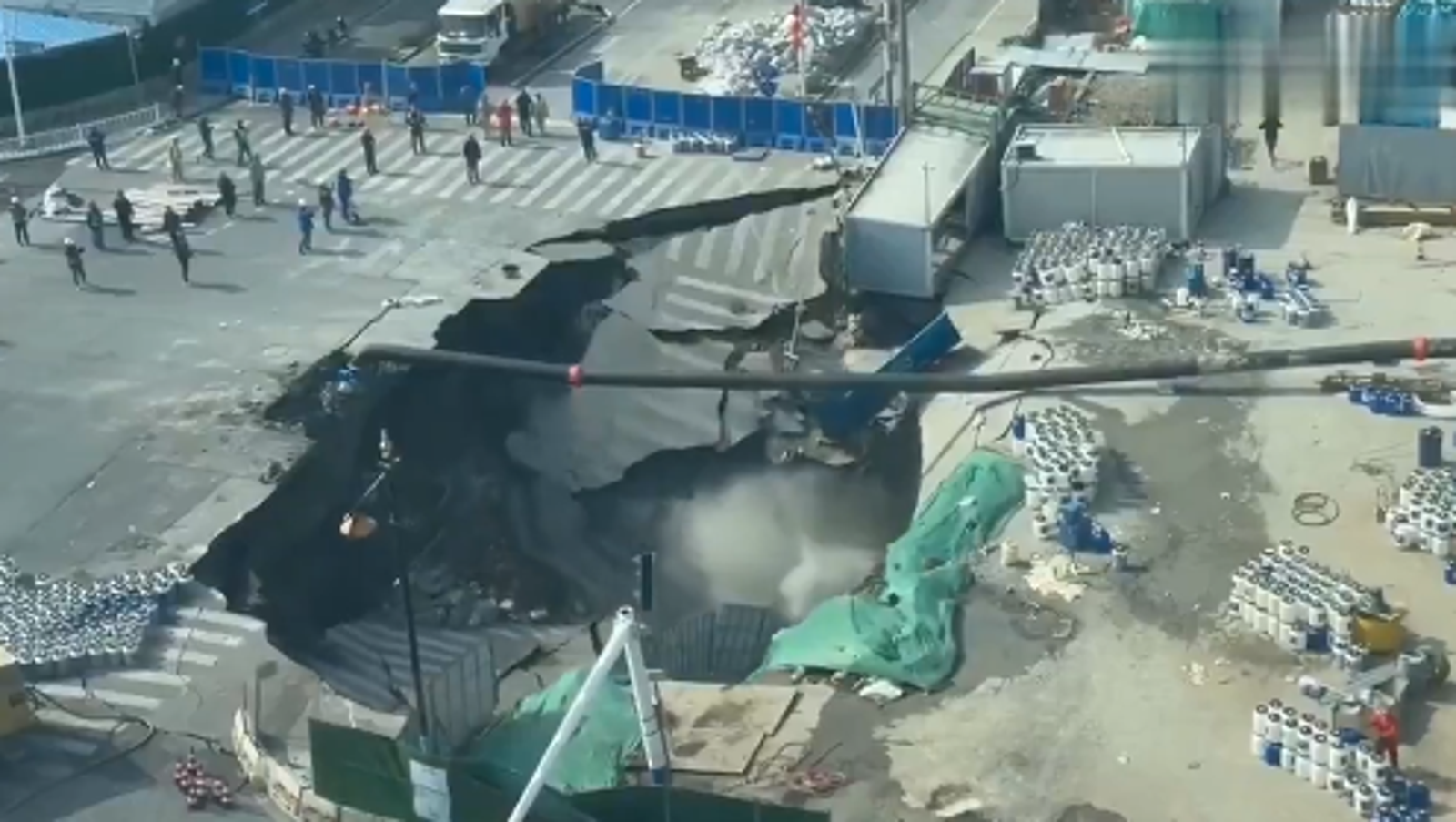 上海發生驚悚天坑！道路大規模塌陷　疑豆腐渣工程釀禍