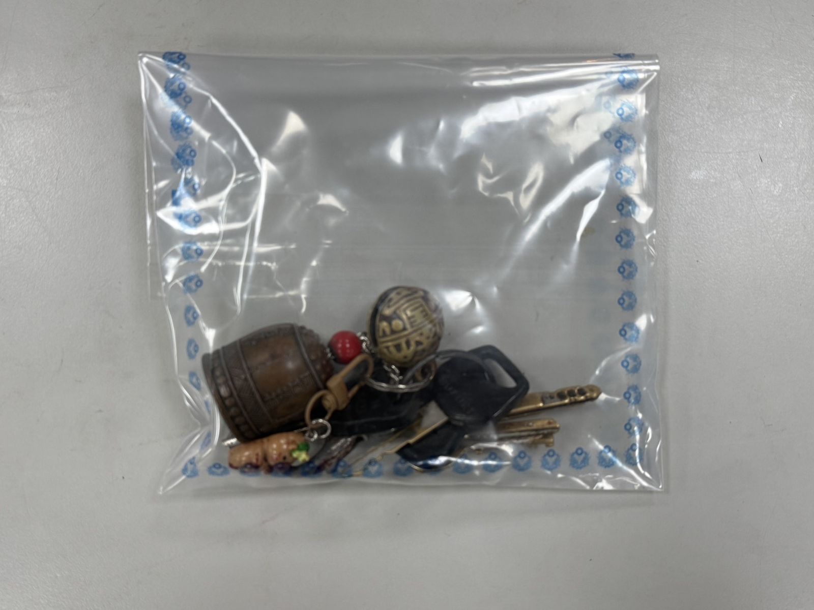 警方在現場查扣的鑰匙。圖/翻攝畫面