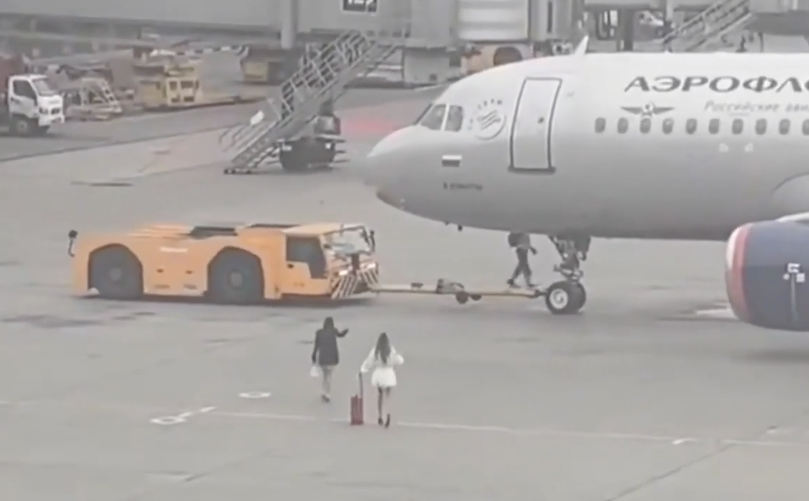 以為隨招隨停?短裙妹趕不上飛機...拖行李闖停機坪「肉身擋機」
