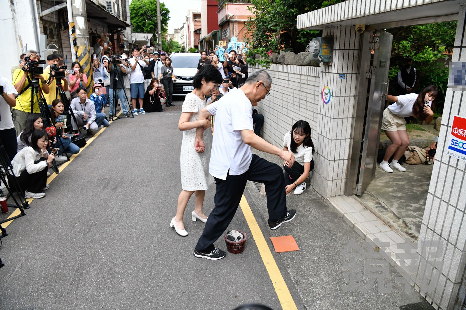 柯文哲交保後回新竹老家，跨過火爐踩破磚瓦才進家門。圖／攝影李智為 