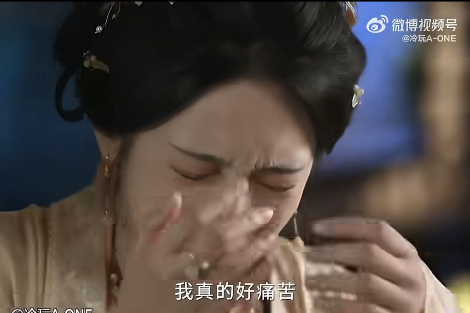 天然系美女哭戲大翻車!周也表情扭曲「抿嘴憋淚」演技慘遭全網吐槽 網虧:看了也好痛苦