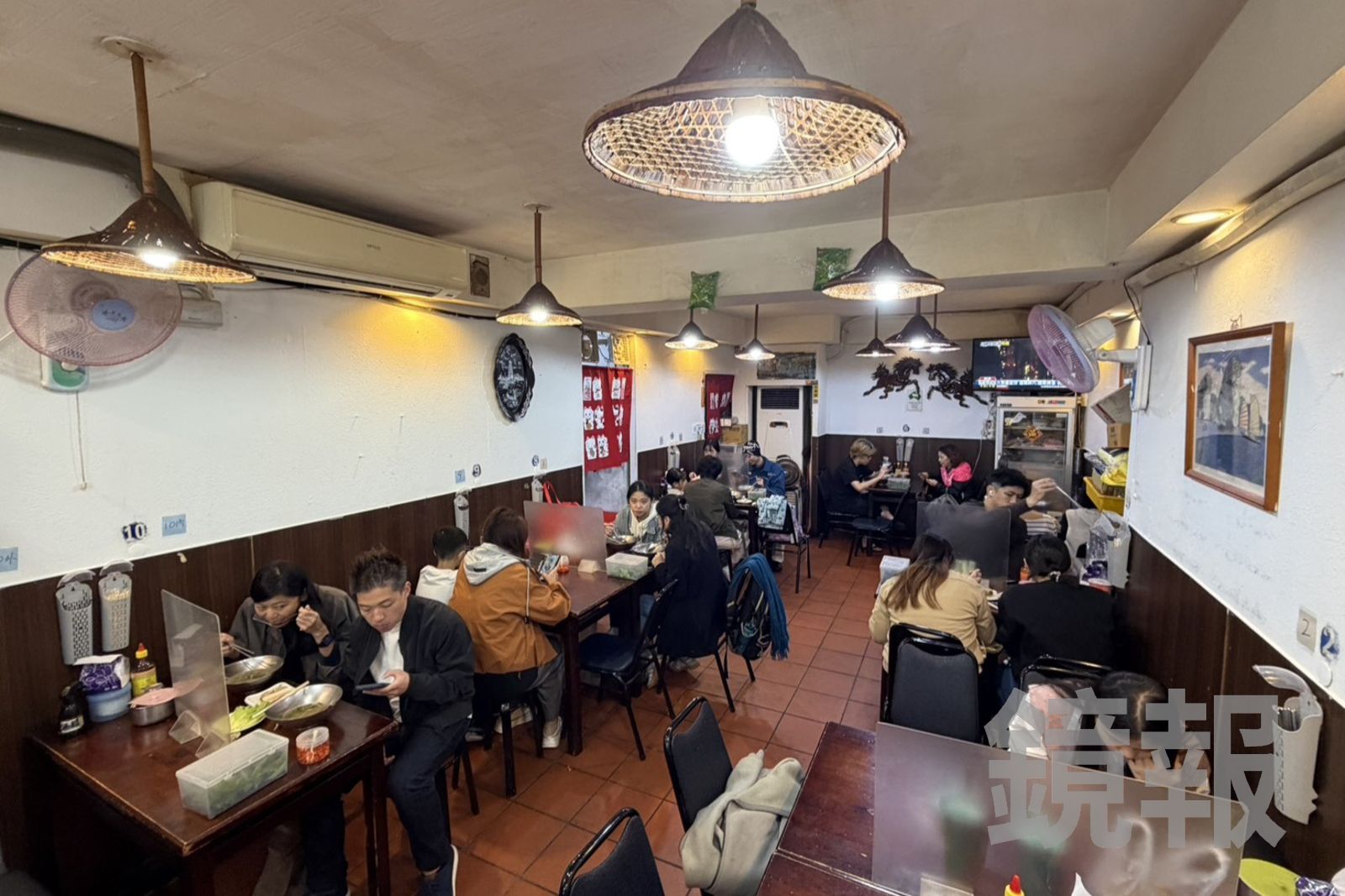 「河內河粉」用餐時間常常一位難求，需要併桌或是候位。