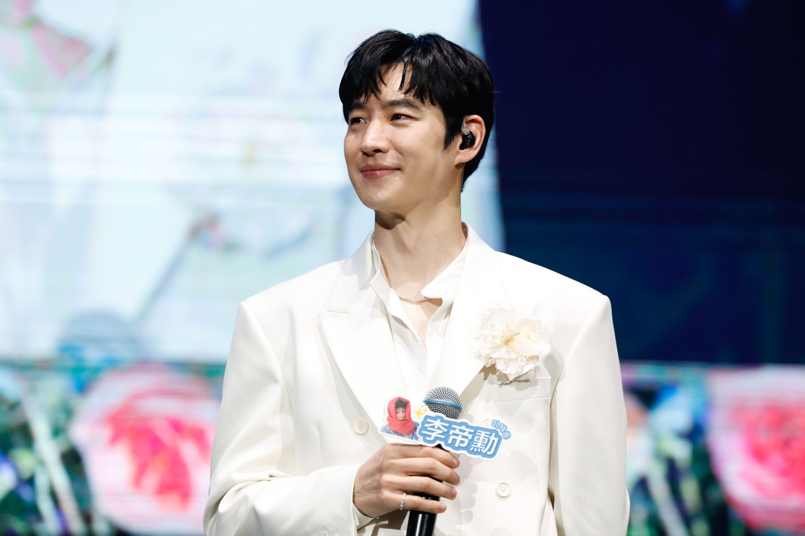 直擊／李帝勳見面會「化身王道吉」送花給粉絲　緊緊相擁引發全場尖叫