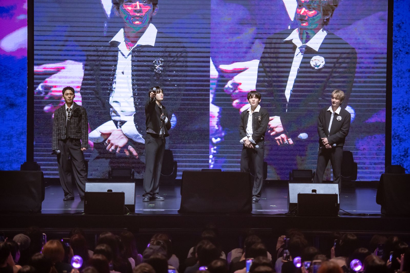 TEEN TOP 15週年演唱會開場以宛若王子一般的貴氣造型登場。網銀國際影視提供