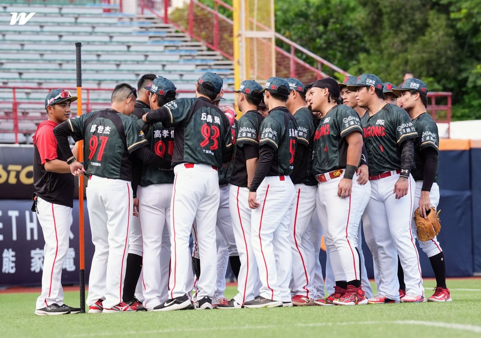 中職／丹娜絲來襲　兄弟雄鷹戰延至10月補賽、龍獅戰視天候進行