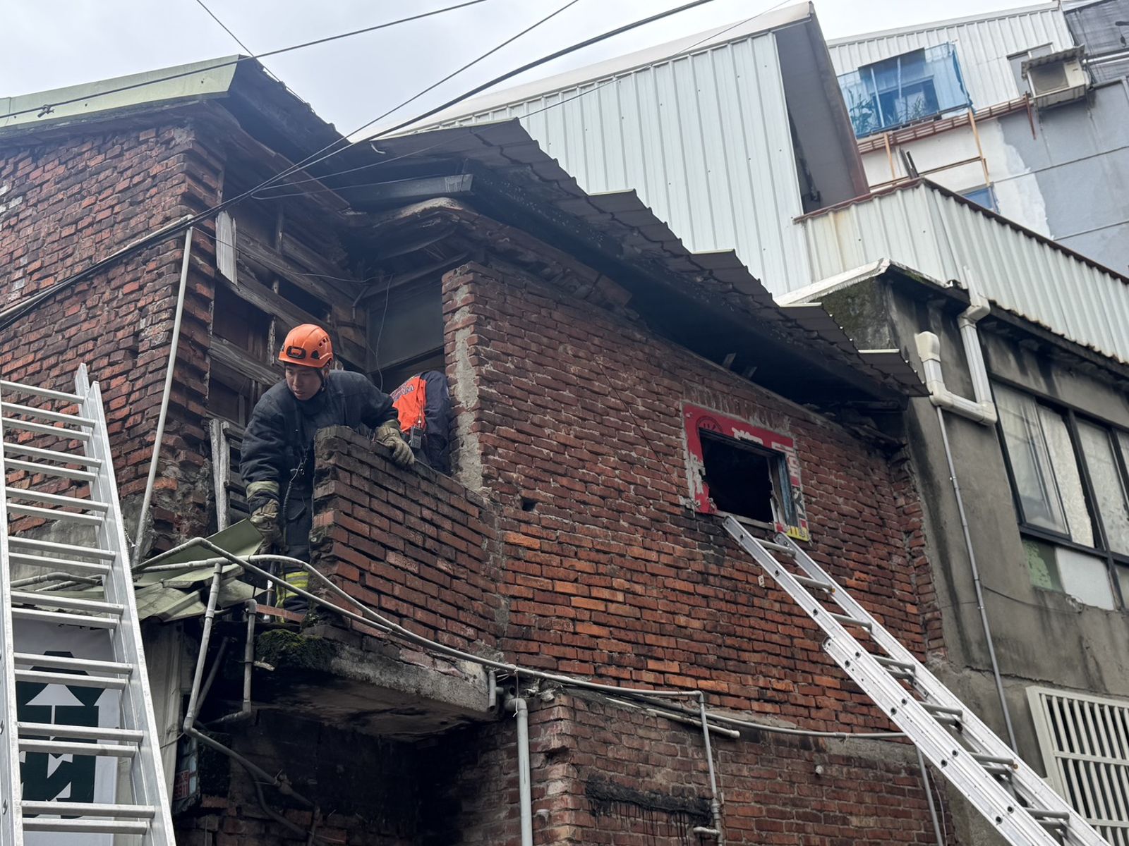 土城驚傳房屋屋頂坍塌　1人受困警消救援中
