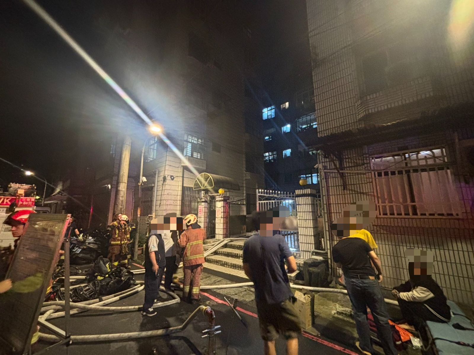 中和民宅暗夜火警躲浴室竟喪命!屋主母子順利逃生 6旬男友送醫搶救不治