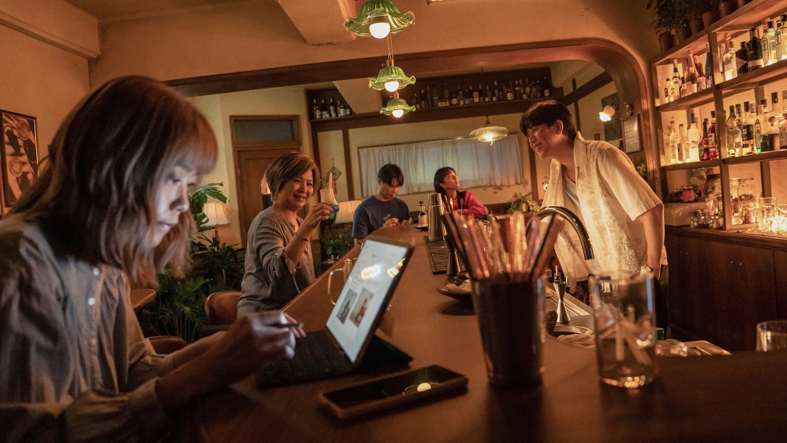 《喝酒吧！笨蛋》金獎陣容呈現微醺愛情輕喜劇，5/30台灣大哥大MyVideo首播。逆光電影提供