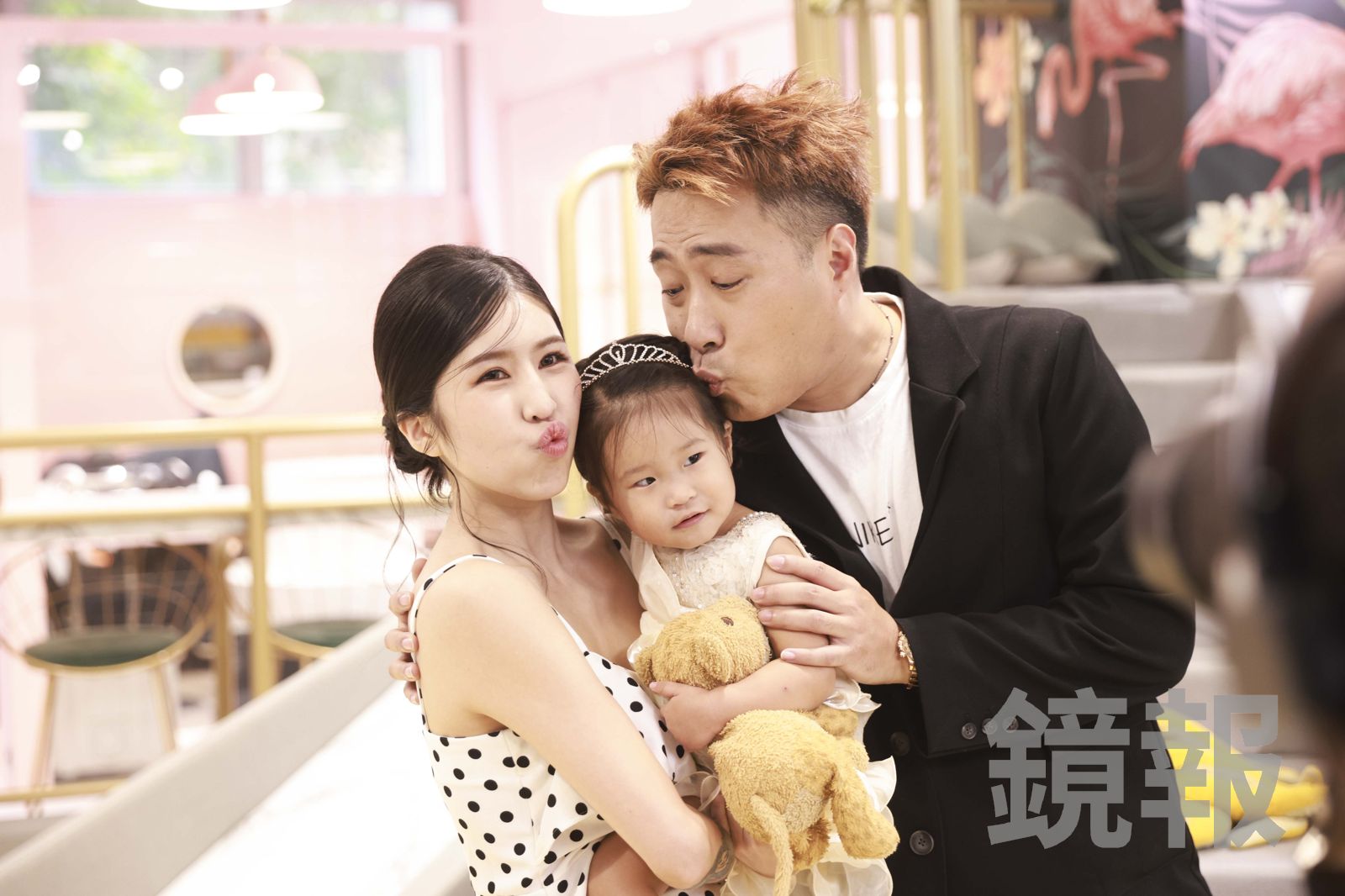一家三口甜蜜幸福。劉耀匀攝