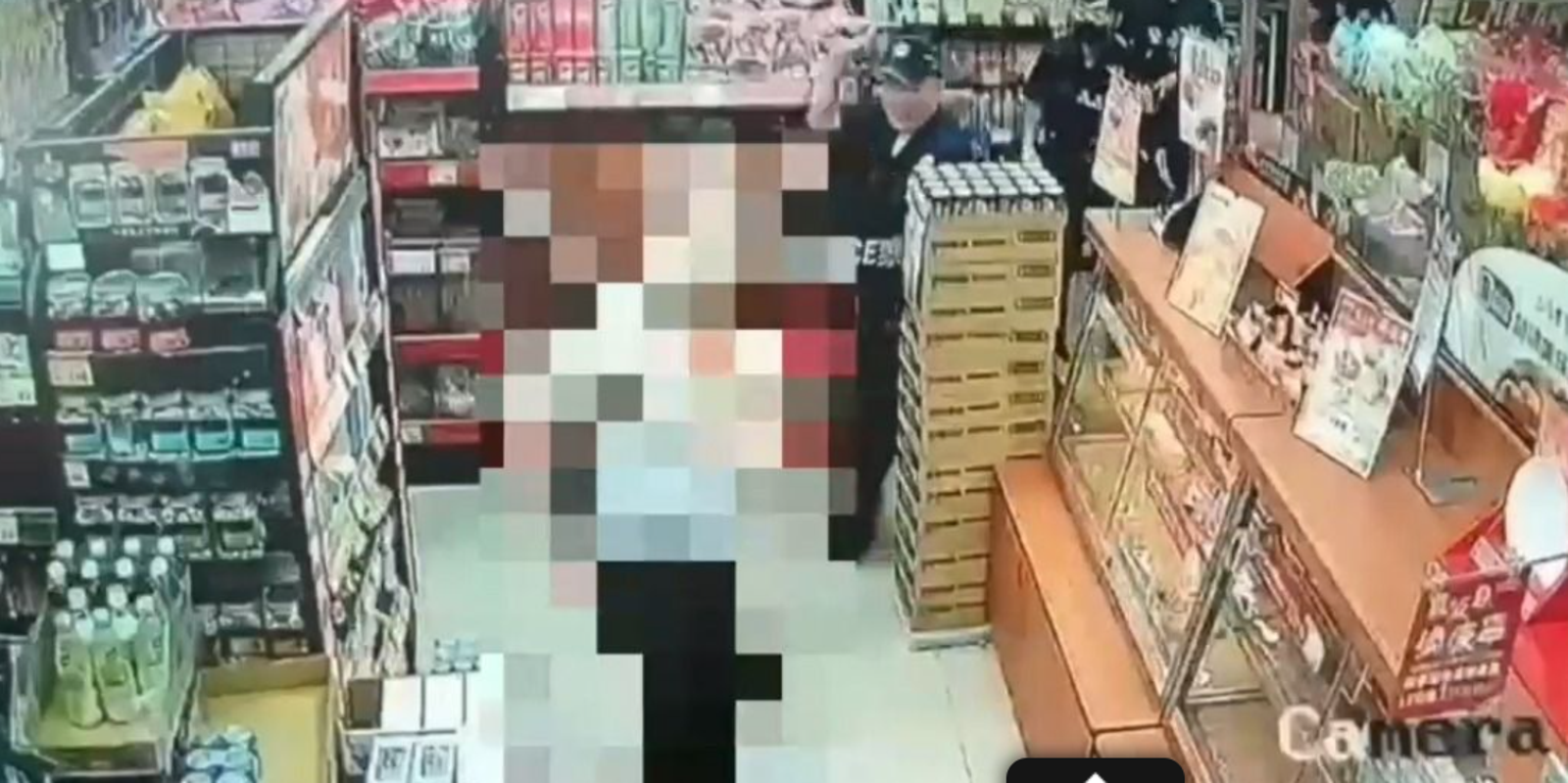 北市瘋男超商突亮刀！員警制止遭砍雙手「血濺滿地」