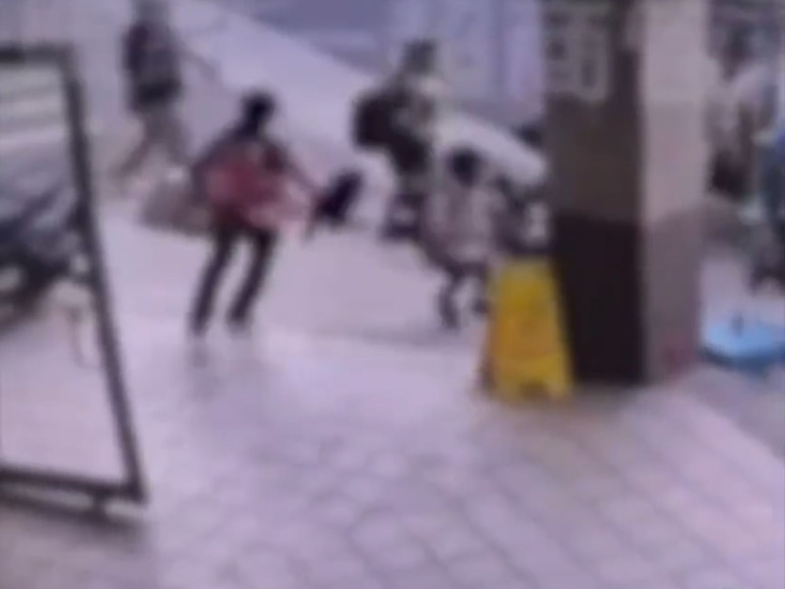 苗栗超商隨機砍人,導致3人受傷。圖/翻攝畫面