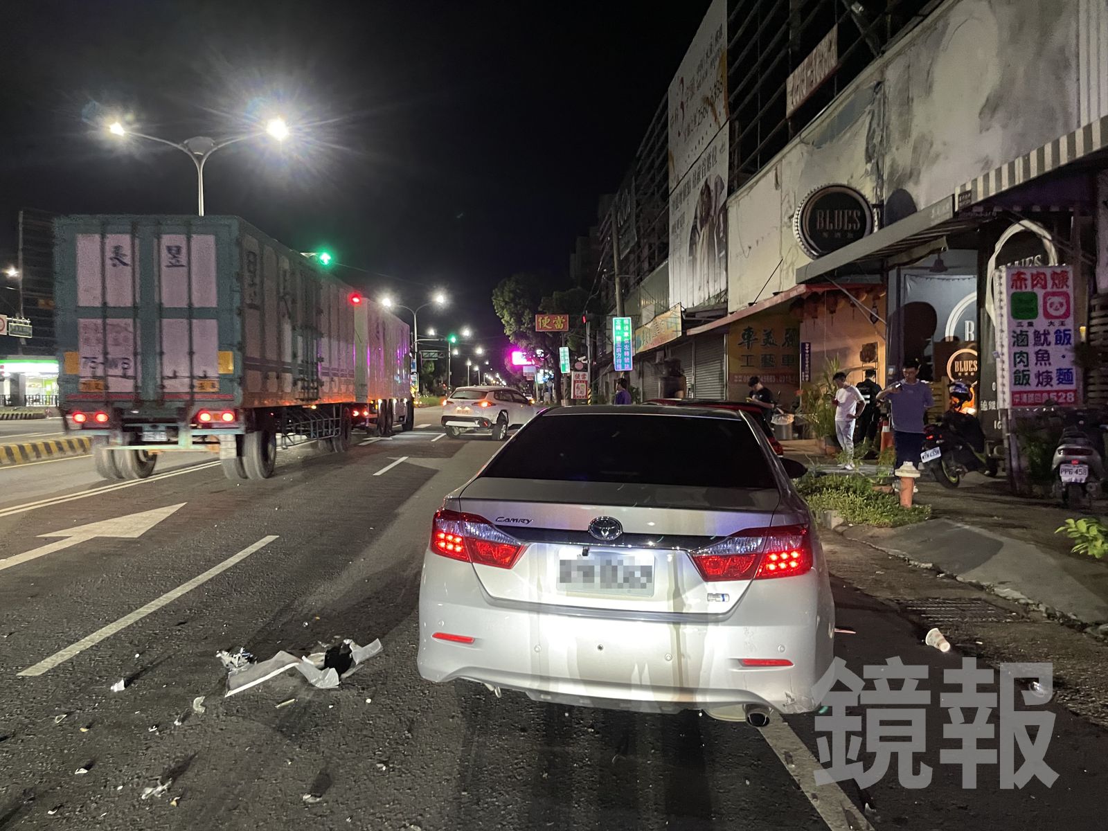 台中大雅區深夜發生連環車禍，肇事駕駛逃逸無蹤，車內被搜出毒品。民眾提供