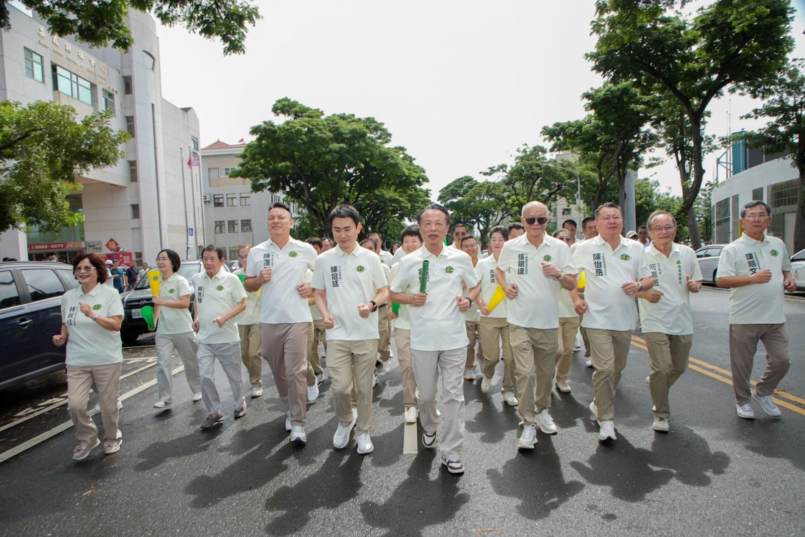 翁章梁率領議長張明達短跑50公尺,交棒給蔡易餘領軍的鄉鎮市長團隊。圖/蔡易餘辦公室提供