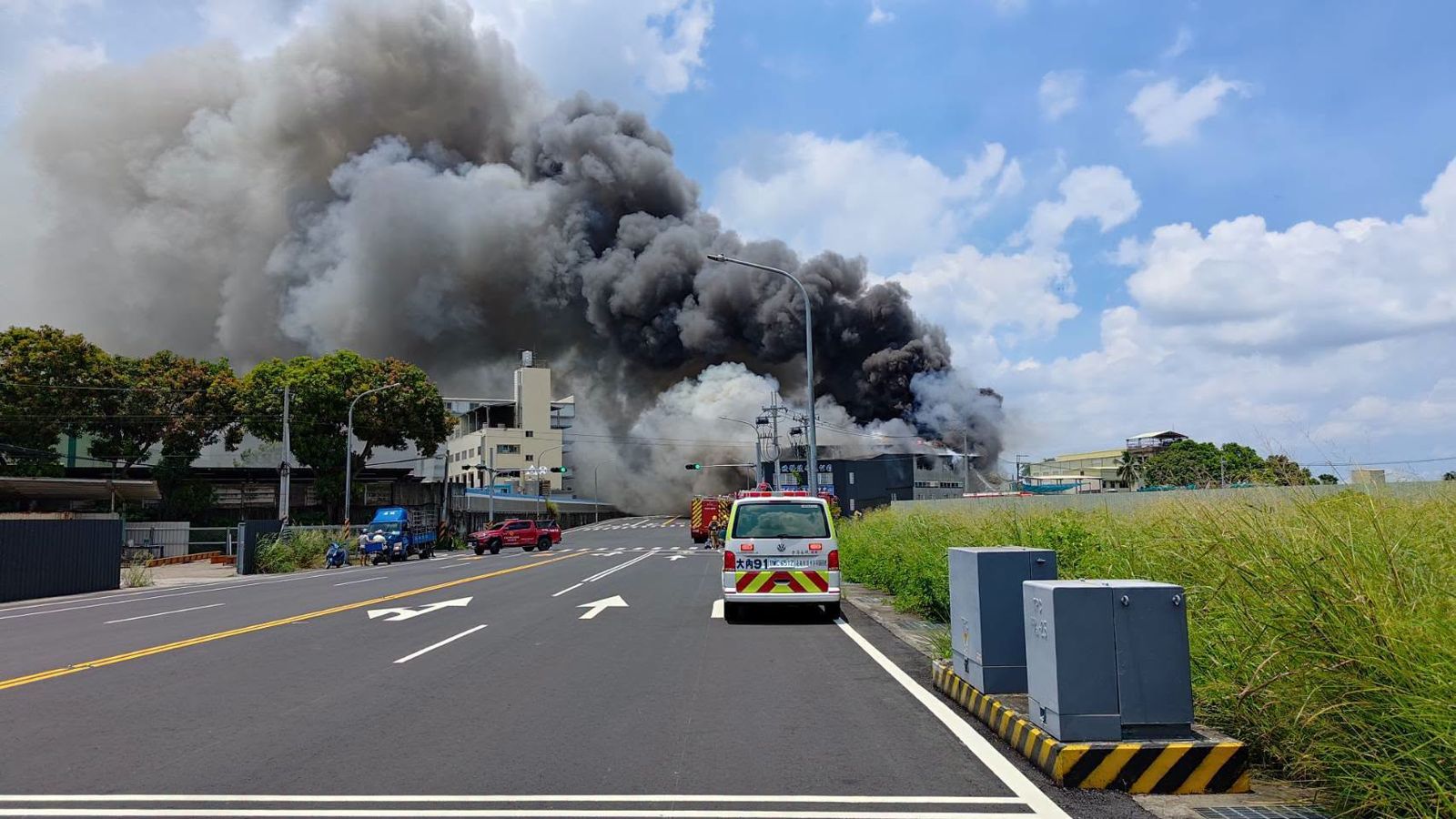 台南「黑龍竄天」恐怖畫面曝!工廠大火視線遮蔽 居民驚:看不到路