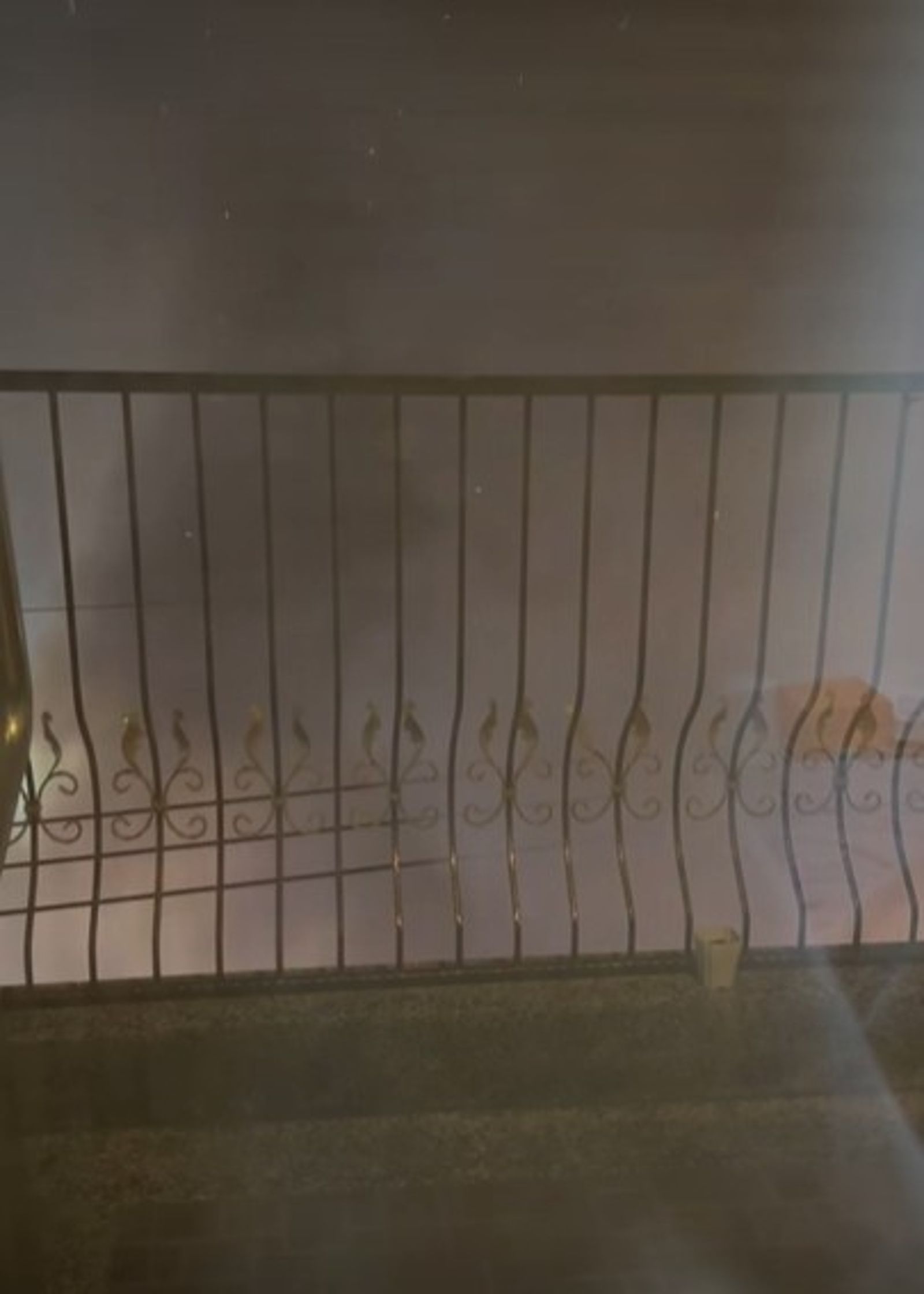 鞭炮的濃煙飄進陽台。圖/翻攝自FB/仁武人大小事