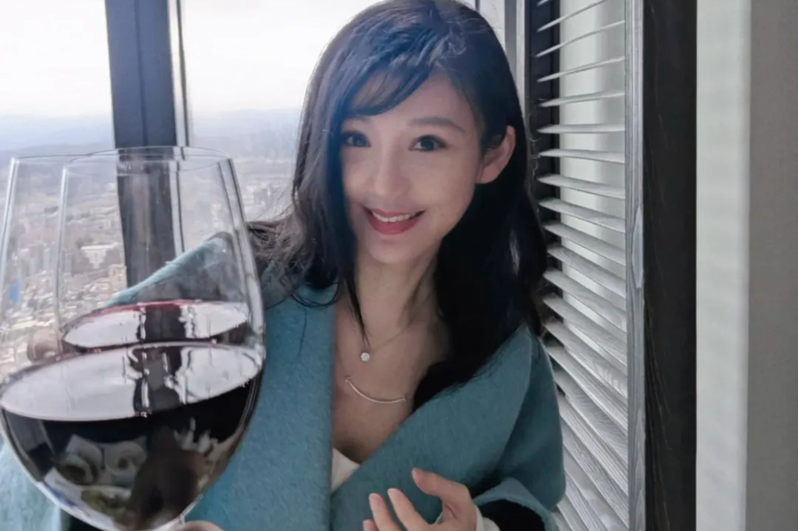 還記得台大五姬「戲劇依」嗎？結婚11年低調放閃　吳依潔老公罕露面「甜蜜感溢出螢幕」