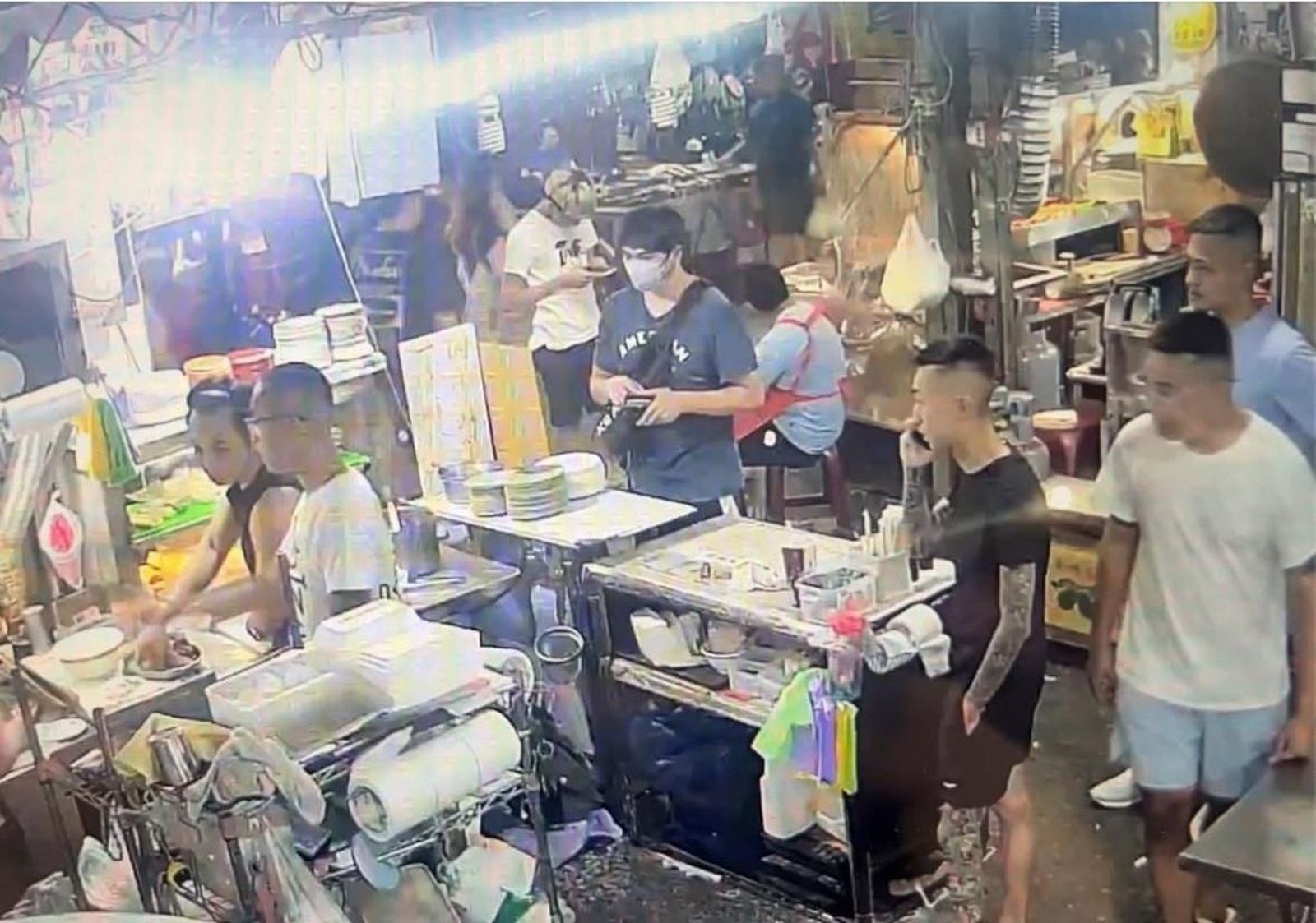 景美夜市海產店遭4男上門索保護費　店家怒喊「扁到晚餐免費」警出手了