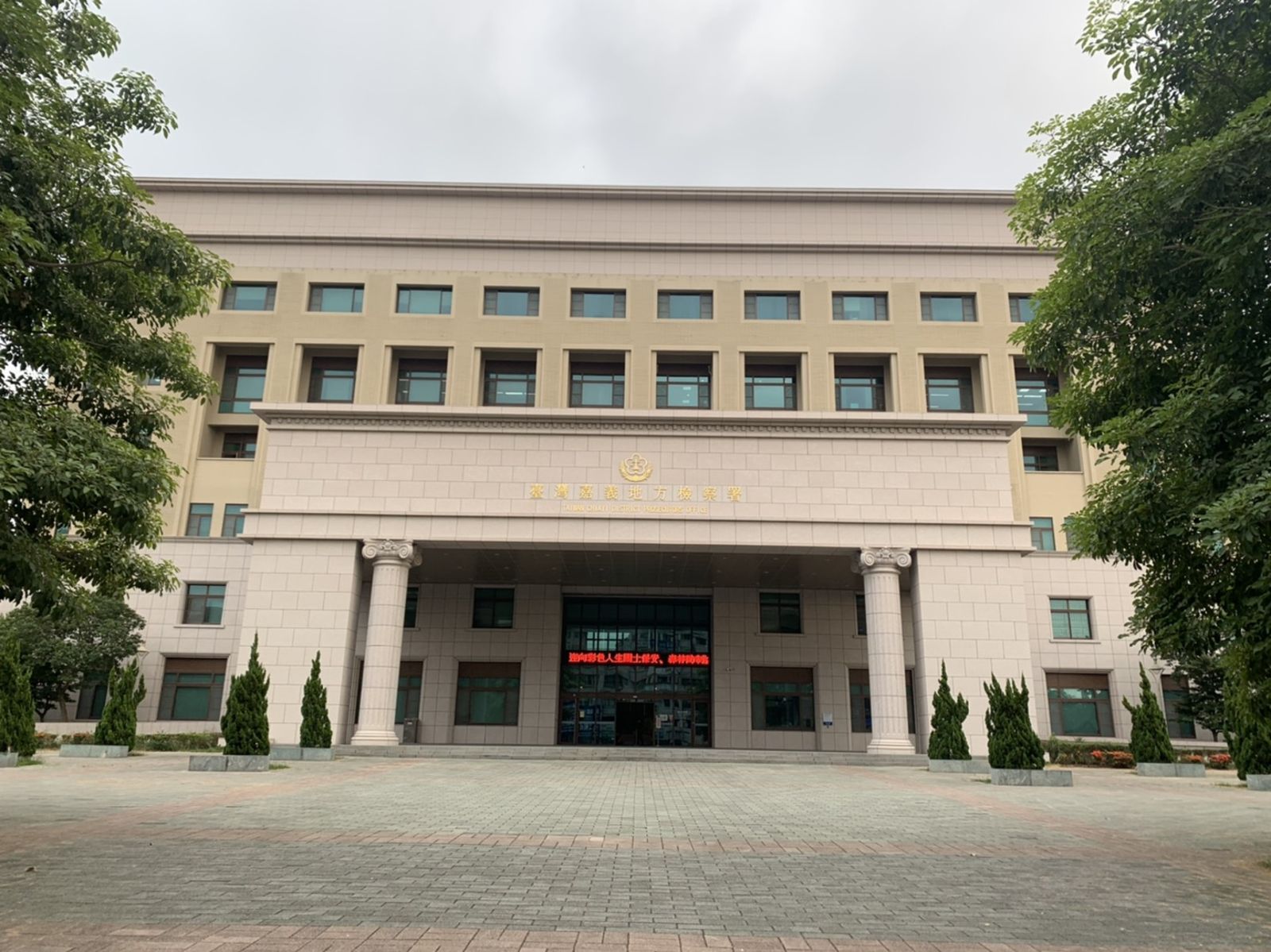 62歲泳教練沉池14分鐘無人發現　救生員滑手機、離崗雙遭訴