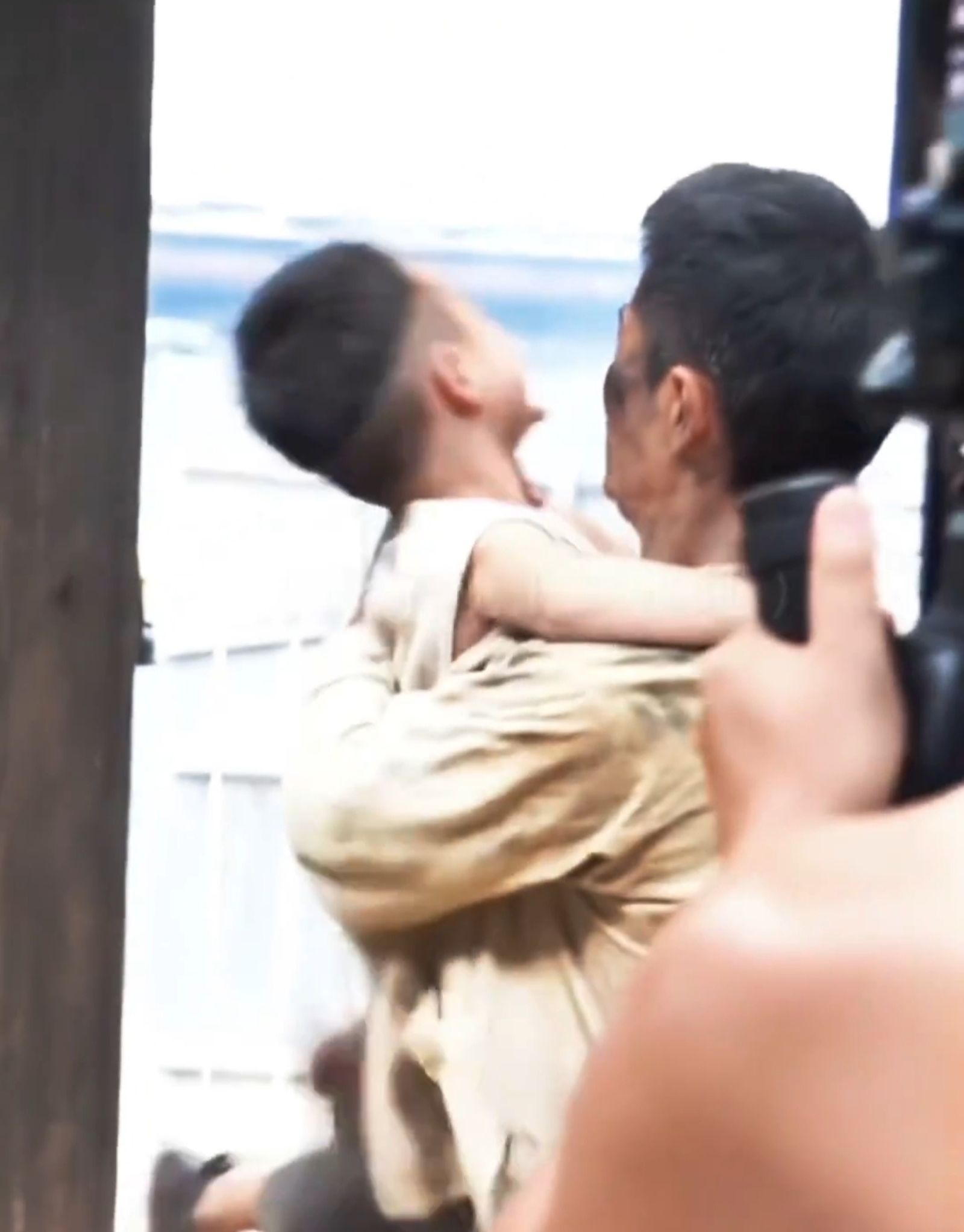 肖戰在戲外向嚴知度索吻遭拒，畫面逗趣。翻攝沫夕晴微博