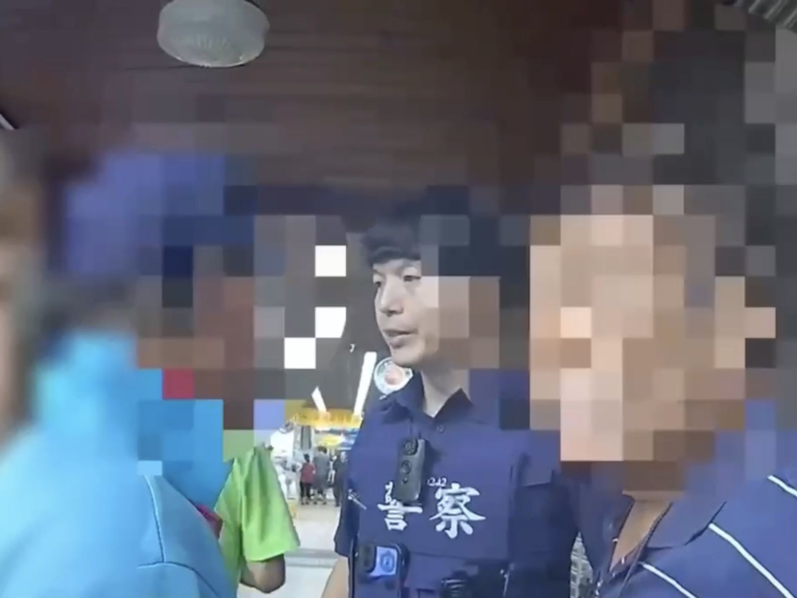警方找豆動手男子詢問事發原因，竟然只是因為擦肩而過看不順眼。翻攝畫面