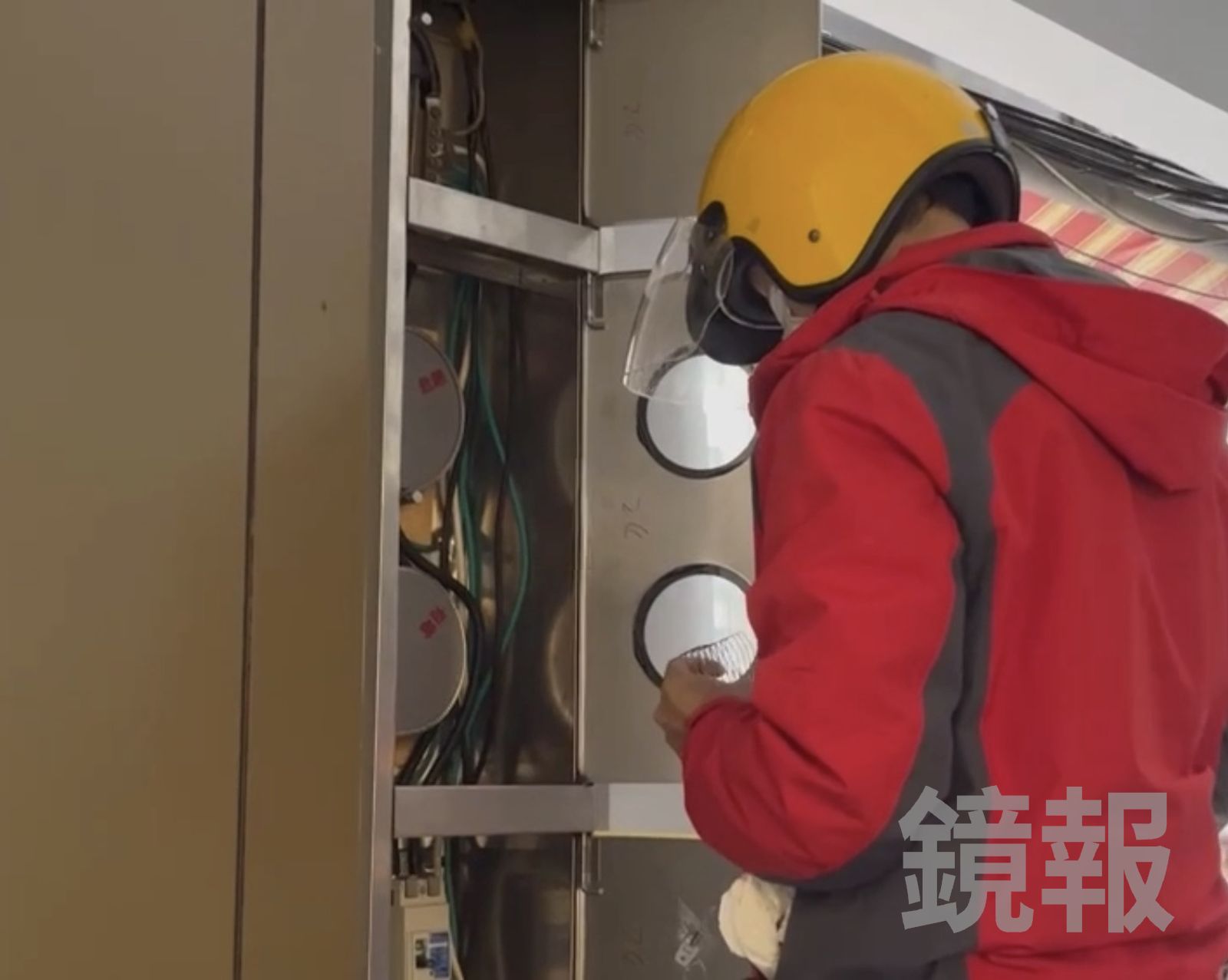 台電人員將棋牌社電表拆除，讓他無法再繼續營業。翻攝畫面