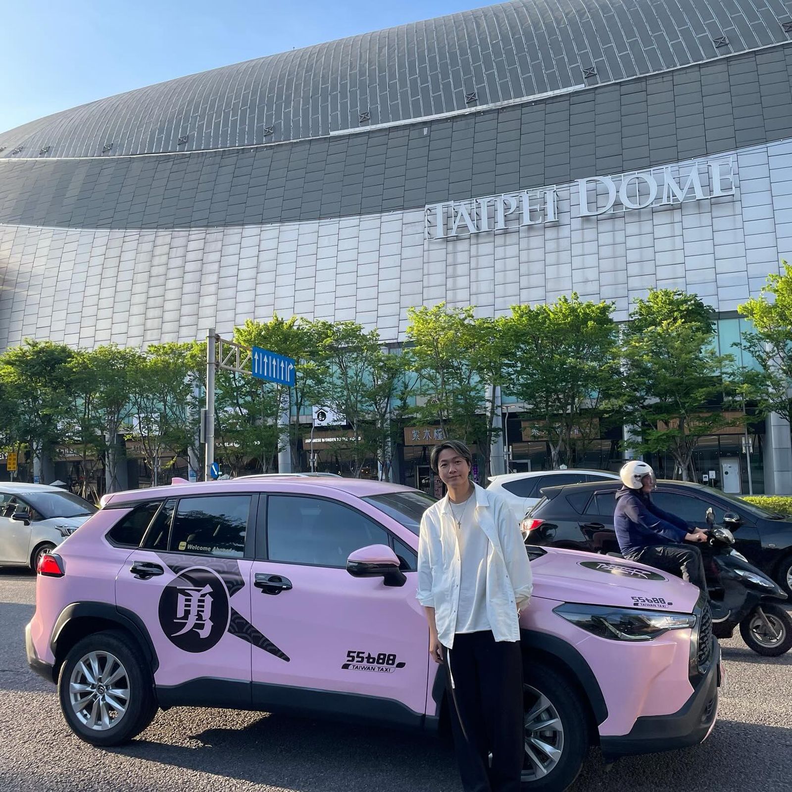藝人黃少谷斜槓計程車司機,將自己車子也改裝成「粉紅超跑」向媽祖致敬。翻攝黃少谷IG