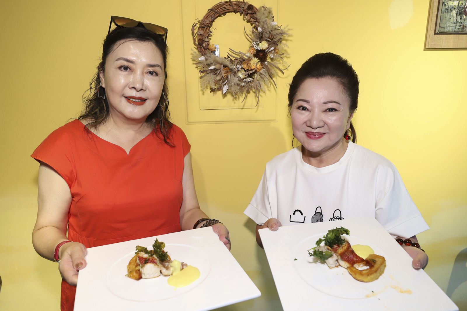 白冰冰（右）和歌手丁鈴享用美食。民視提供