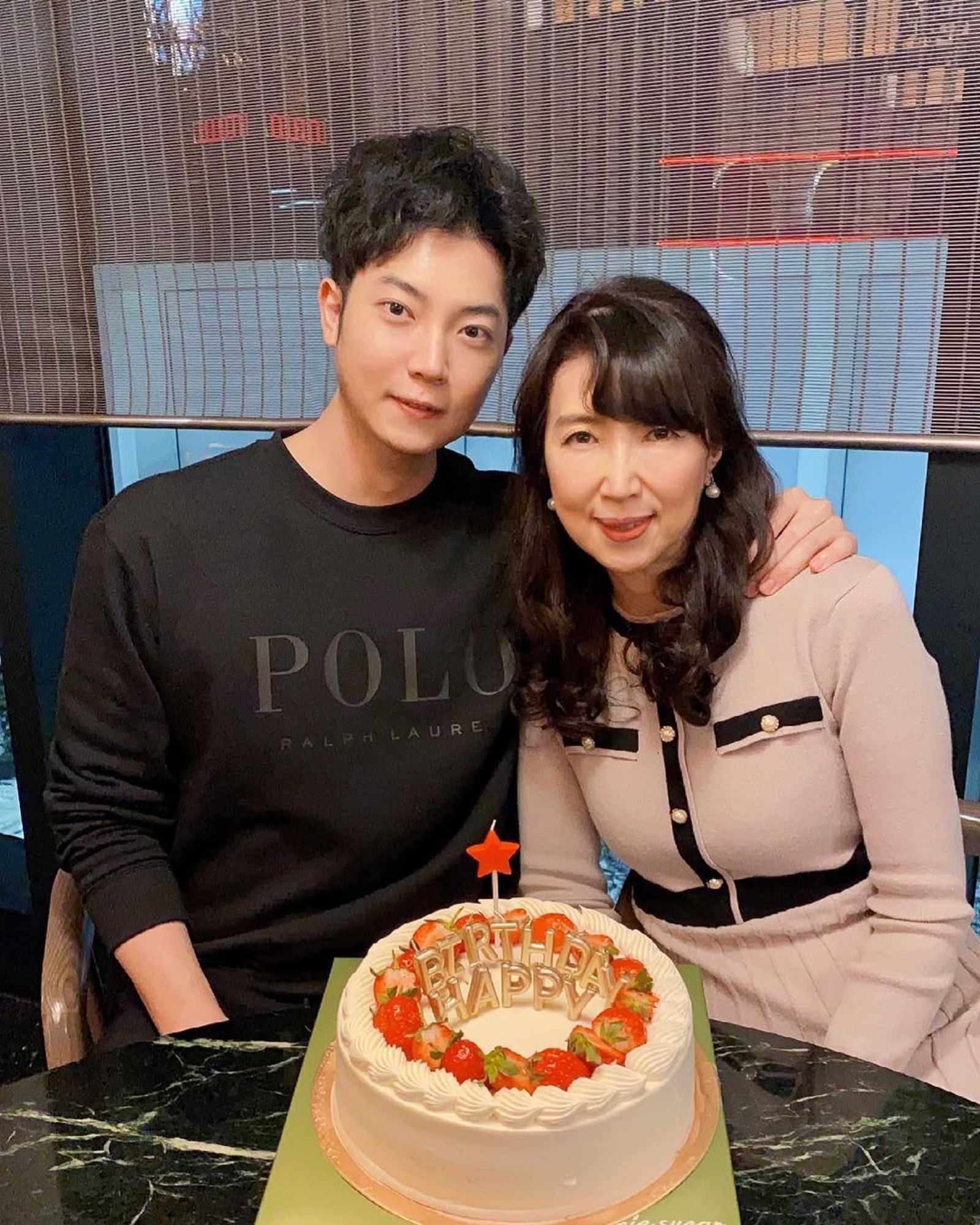 范姜媽媽（右）曾是選美皇后。左為哥哥范姜閎韻。翻攝IG@yun005157