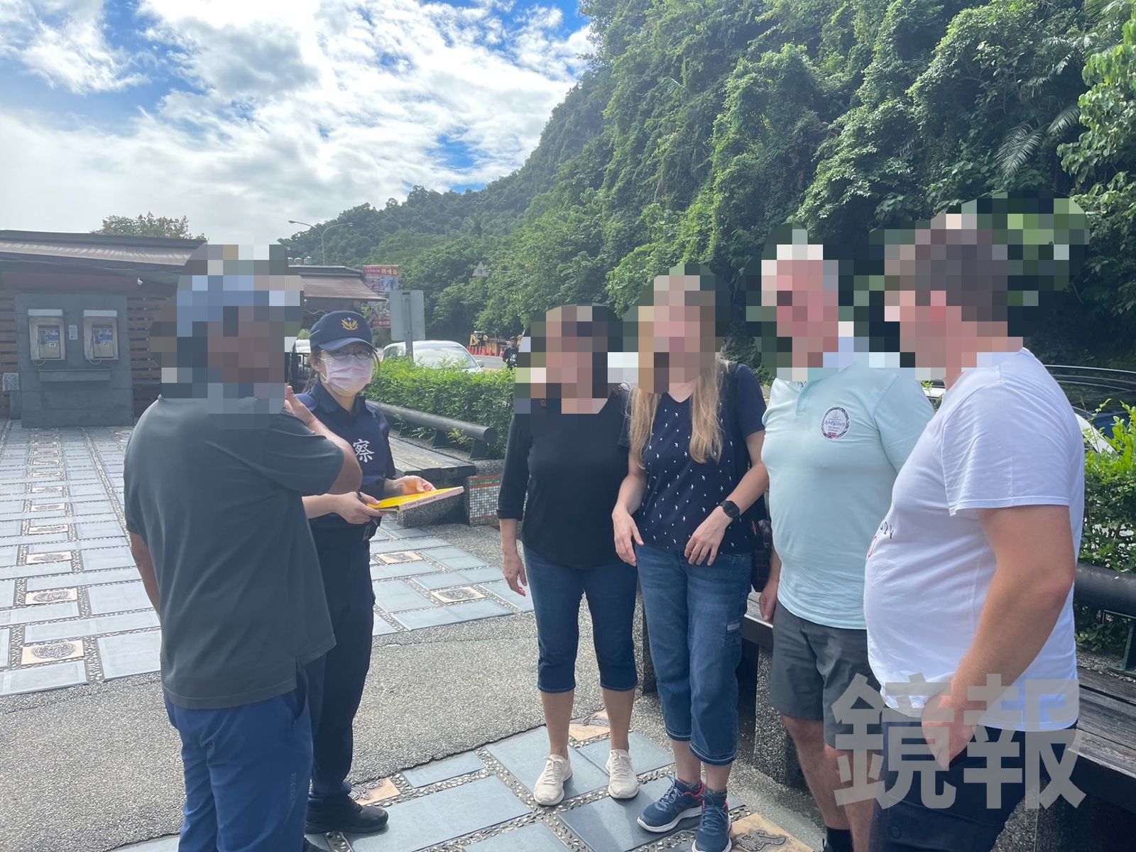 警方巡視時發現多名外國遊客逗留拍照，立刻用英文上前溝通告知危險性並勸離。翻攝畫面