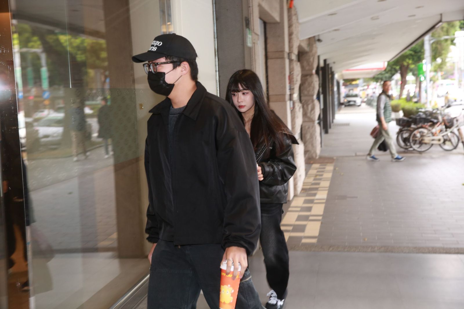 袁惟仁的兒子、女兒8日再度抵達靈堂陪伴父親。李鍾泉攝