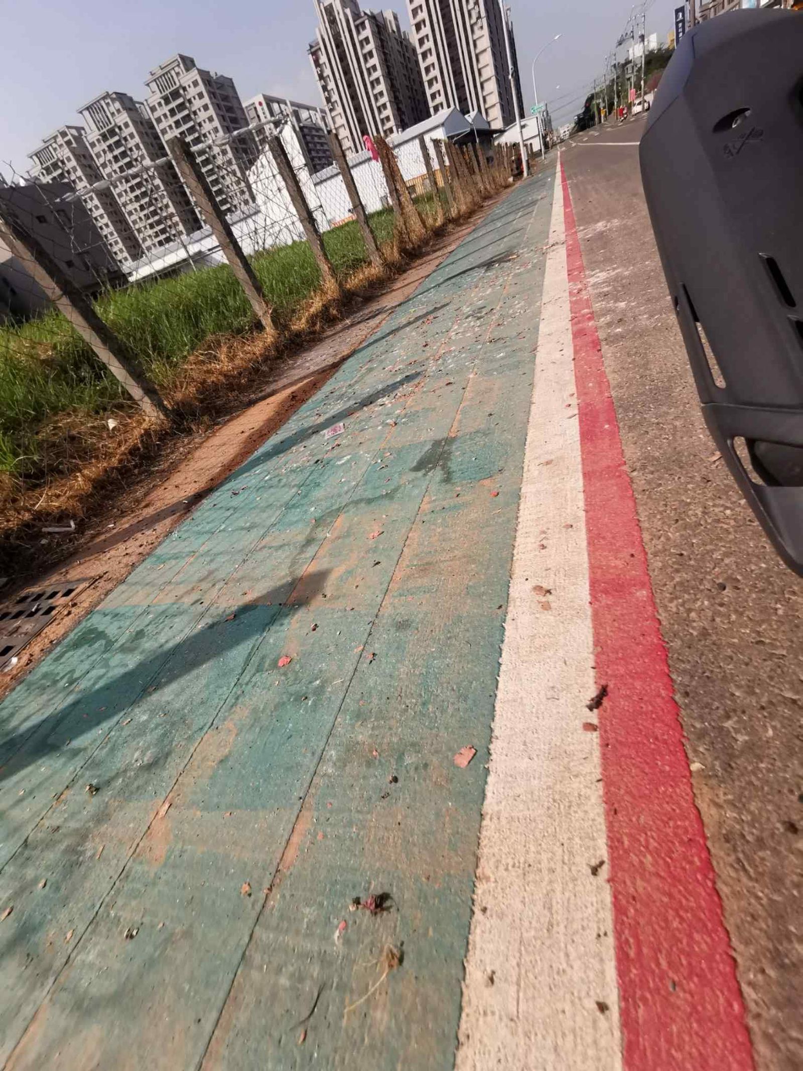 高雄市仁武區某廟會遶境活動大肆放鞭炮,造成環境污染。圖/翻攝自FB/仁武人大小事