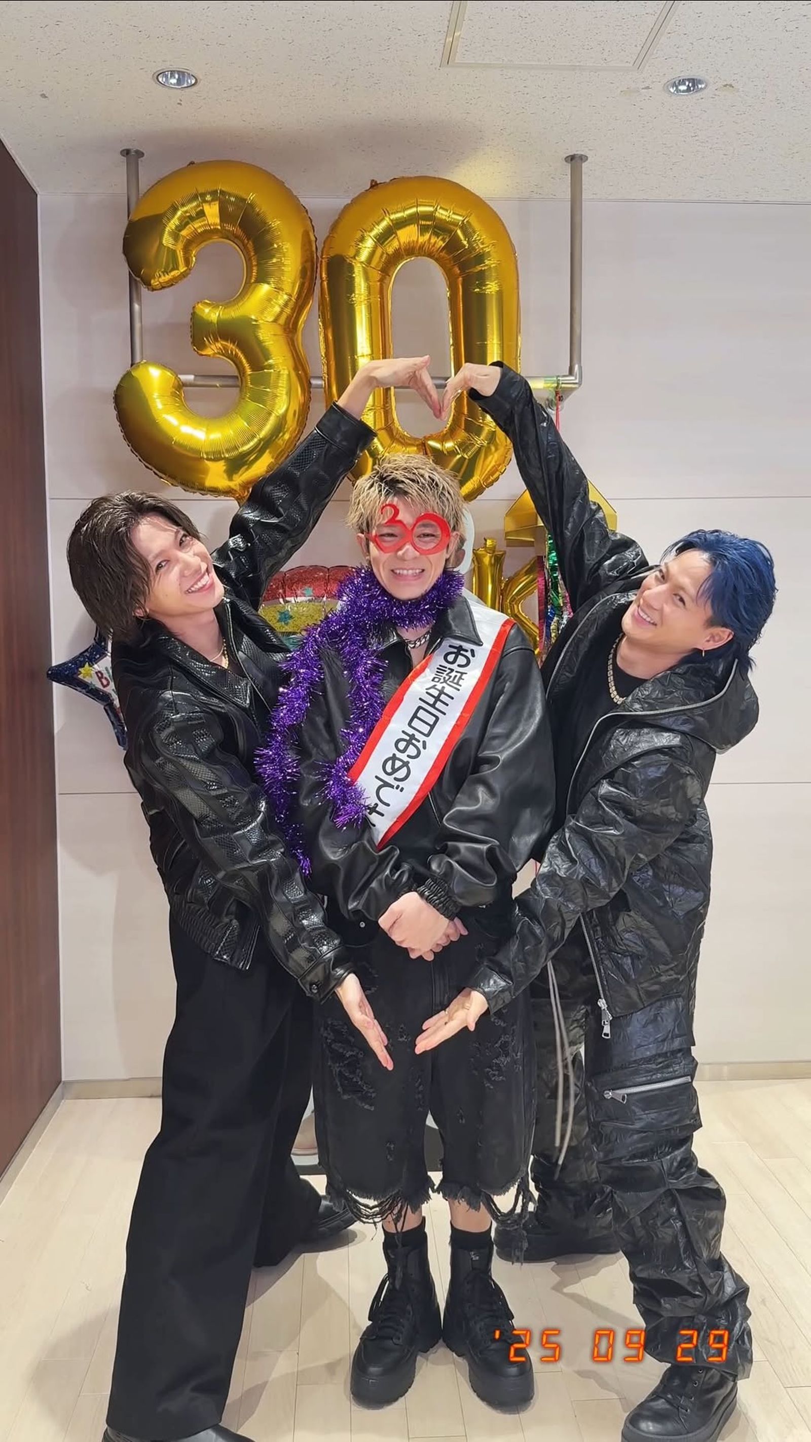 岸優太（中）在成員的陪伴下迎接30歲。翻攝X。