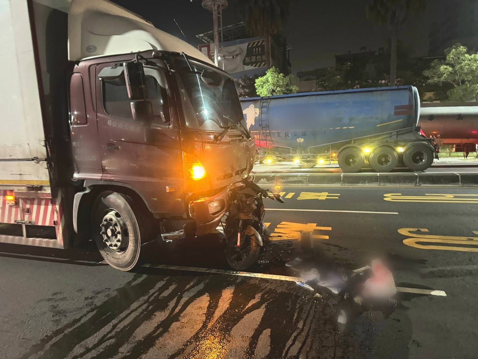 小港清晨奪命車禍!25歲騎士疑闖紅燈遭大貨車撞擊 送醫不治