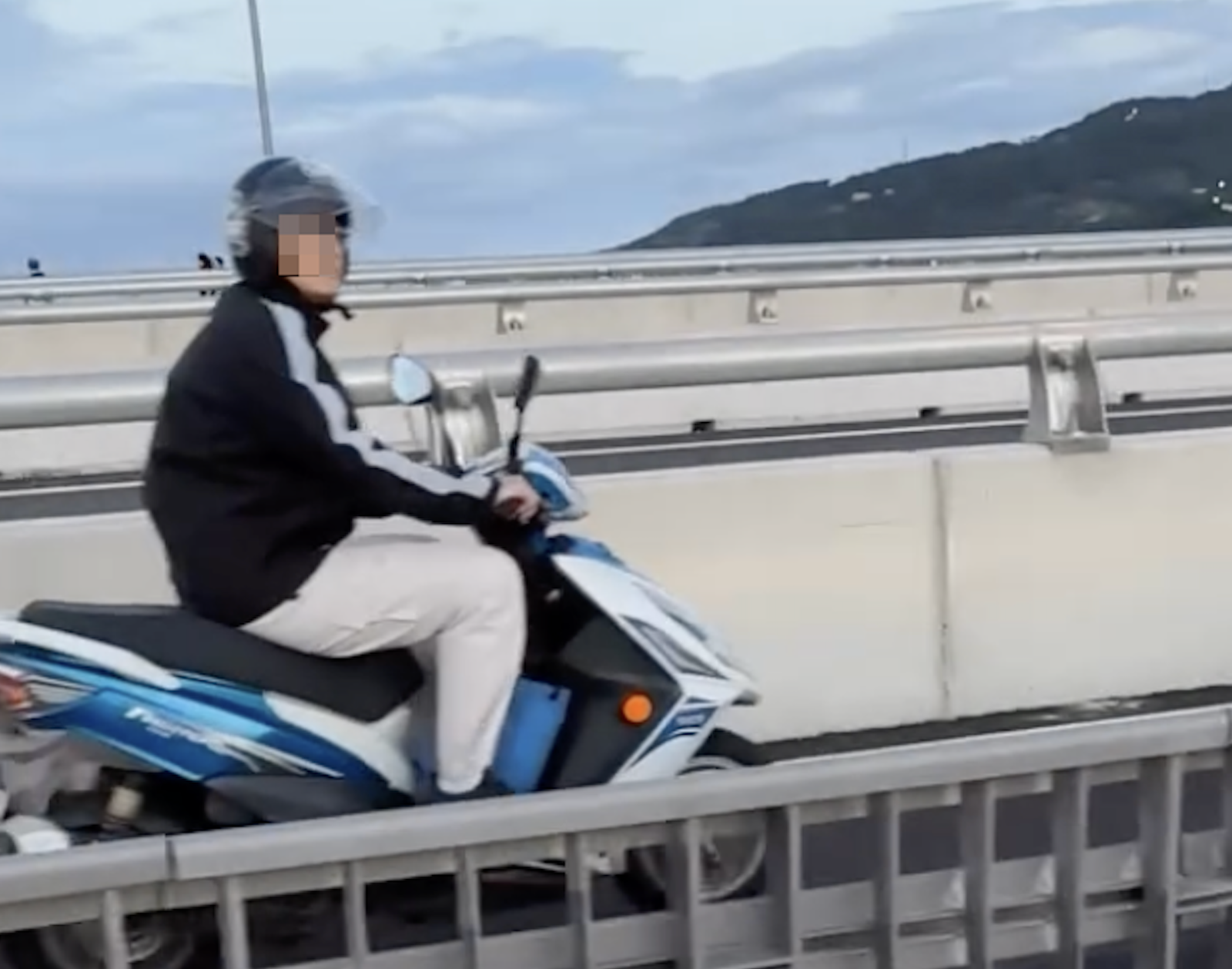 淡江大橋騎士龜速看夕陽!被叭氣炸停車「擋道幹譙」...警方開罰了