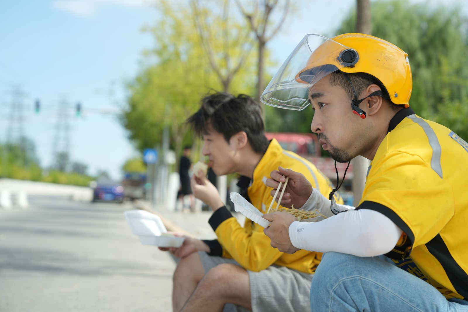 遭金主狂虐逼當外送員!睡朋友家沙發半年恐慌症發作 周星馳讚《銀河寫手》「卡住我看完」