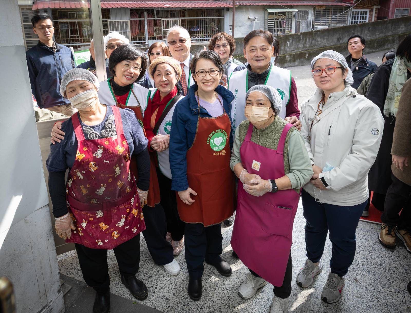 春節愛心不打烊 蕭美琴偕蘇巧慧化身惜食志工送暖