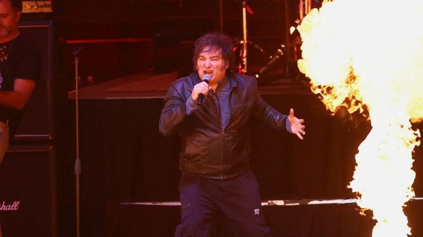 不是AI!阿根廷總統開演唱會唱搖滾 1.5萬歌迷擠爆會場